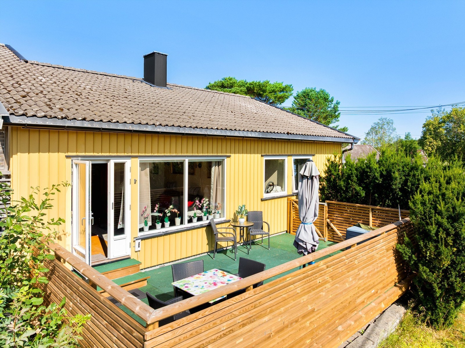 Tomannsboligen ble oppført i 1964. Flere bygningsdeler er skiftet ut i nyere tid, vinduer inkludert. Taktekking er fra rundt 1990. Galleribilde