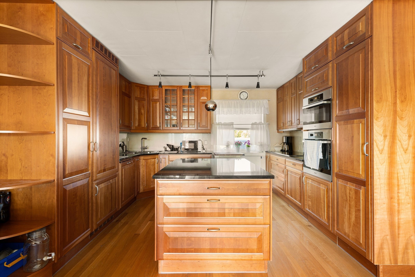 Kjøkkenet er i senere år åpnet og sømløst forbundet med stuen. Galleribilde