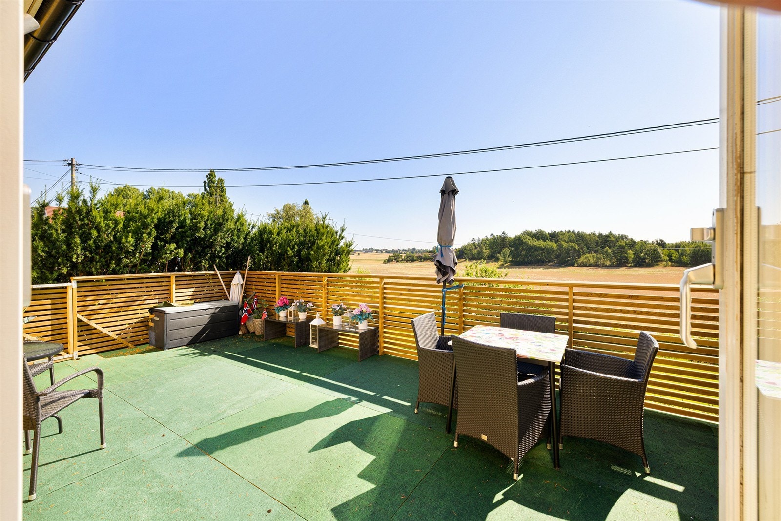 Fin og usjenert uteplass med utsikt. Galleribilde