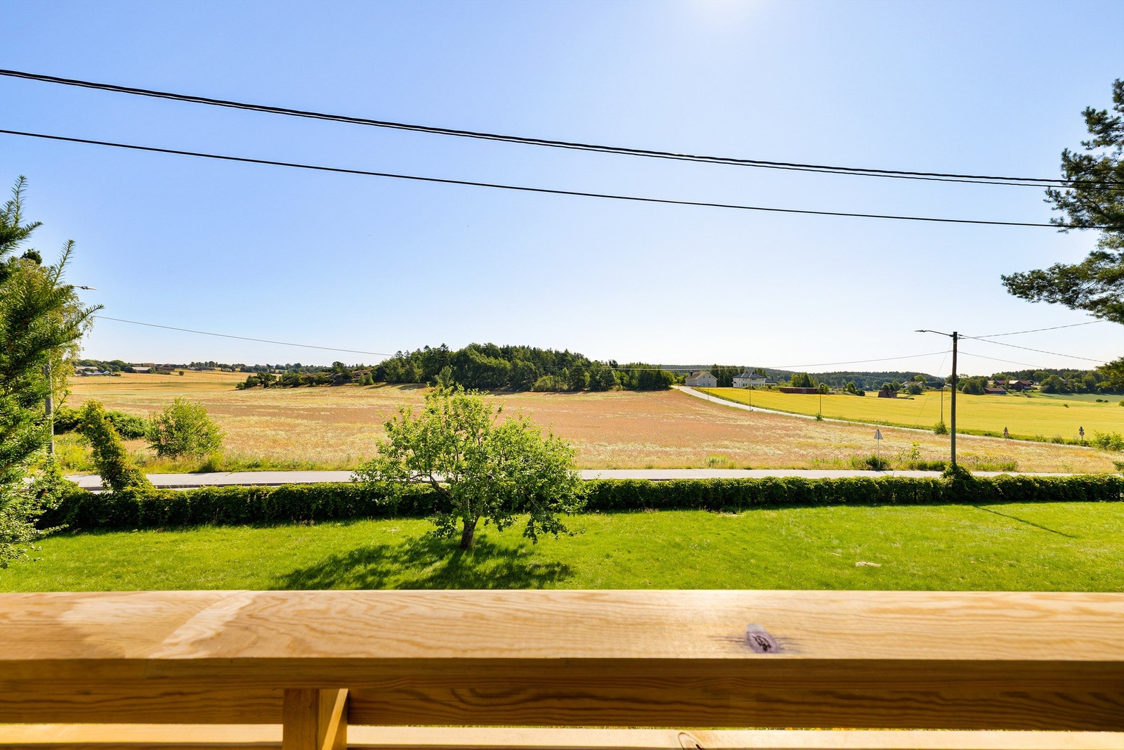 Eiendommens opprinnelige store hage er fradelt, tomtegrensen går like foran uteplassen. Hagen nedenfor er planlagt bebygget. Galleribilde