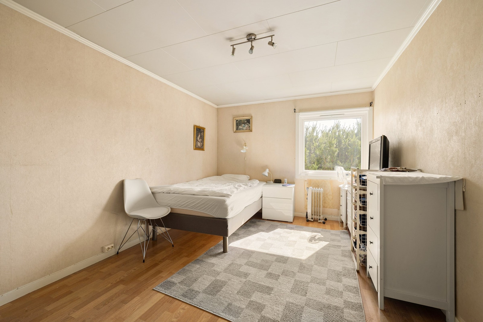 Tre soverom gjør boligen til et reelt alternativ for en småbarnsfamilie. Dette utgjør hovedsoverommet. Galleribilde