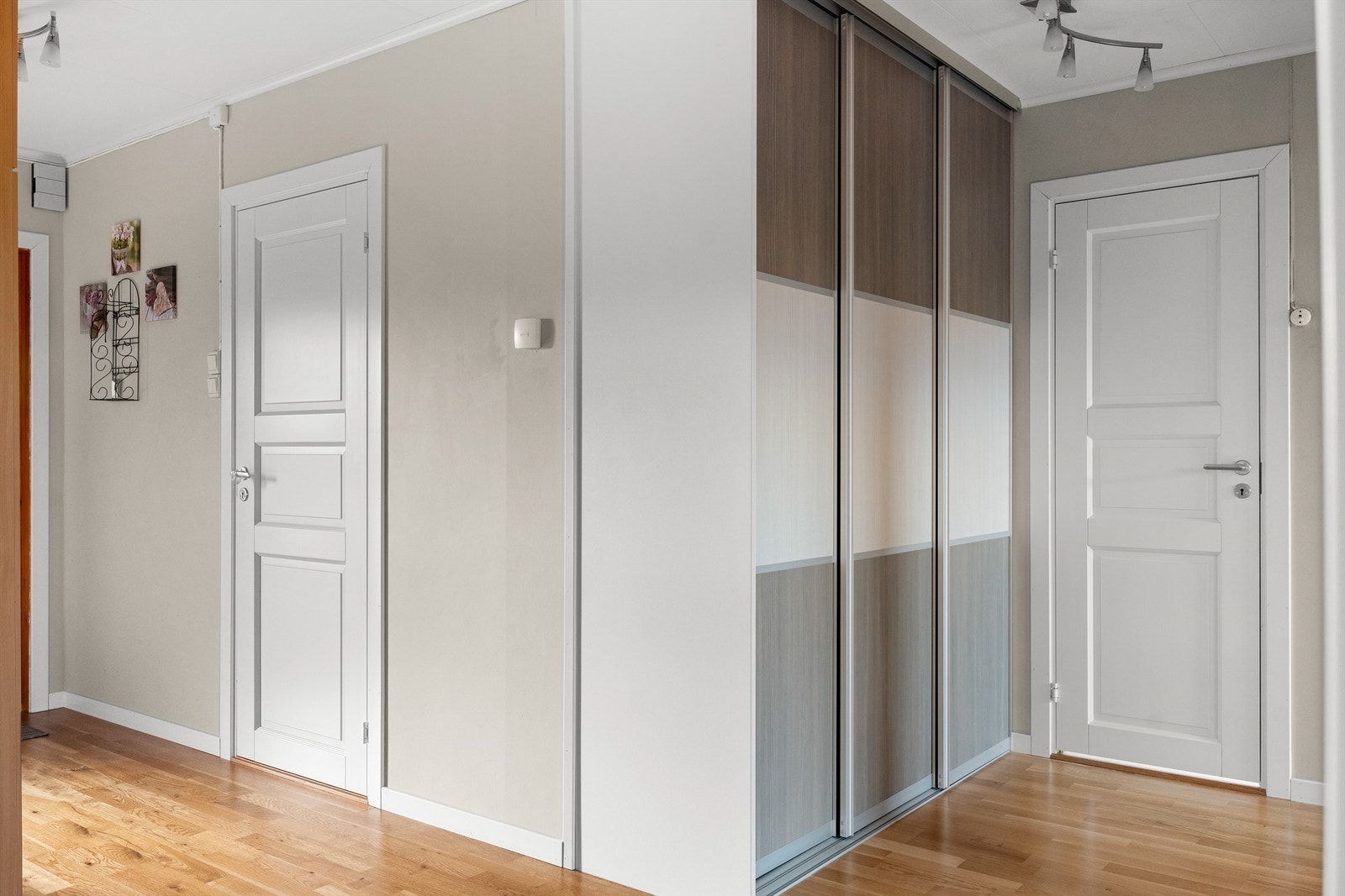 Badet er tilgjengelig fra gangen rett utenfor hovedsoverommet, hvor også en stor skyvedørsgarderobe er installert. Galleribilde