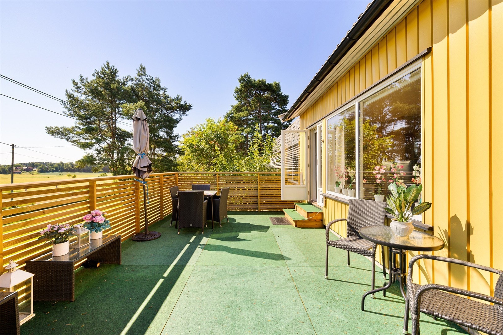 God plass til flere sittegrupper på terrassen. Galleribilde