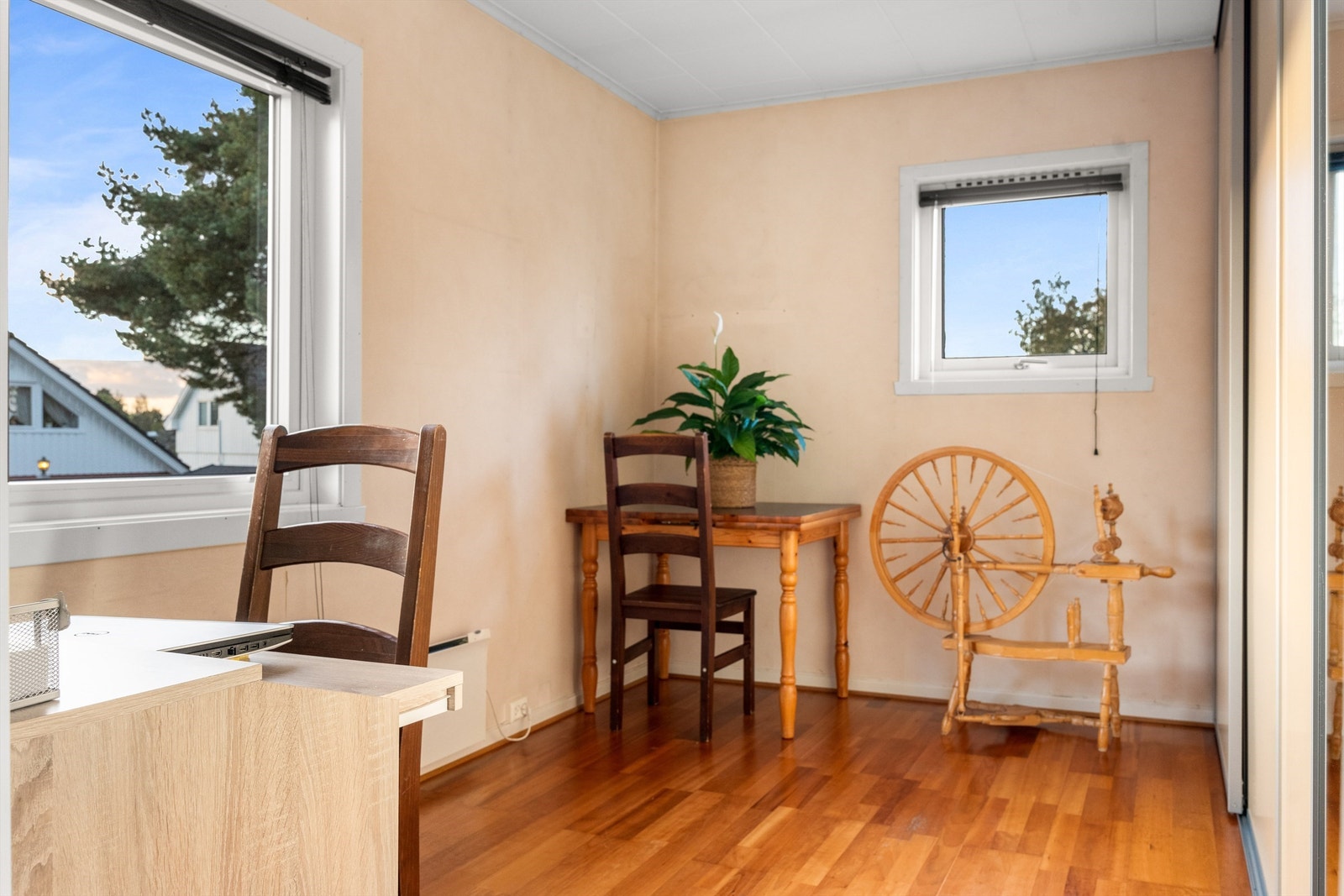 Skyvedørsgarderobe er installert i soverom ved entreen. Galleribilde