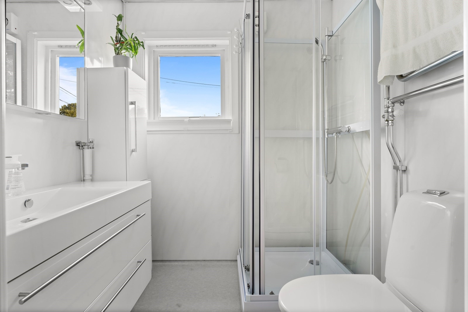 Badet ble pusset opp rundt 2002. Nye innredninger ble installert i 2010, nytt dusjkabinett og klosett i 2022. Galleribilde