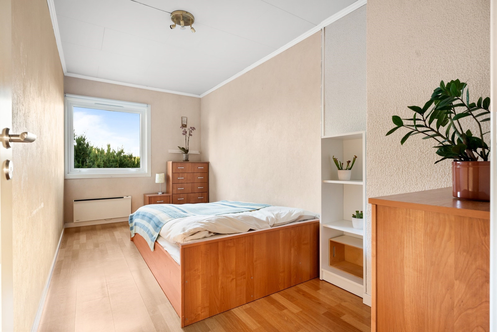 Soverommene er av ulike, men gode størrelser til sine formål - dette som barnerom. Galleribilde