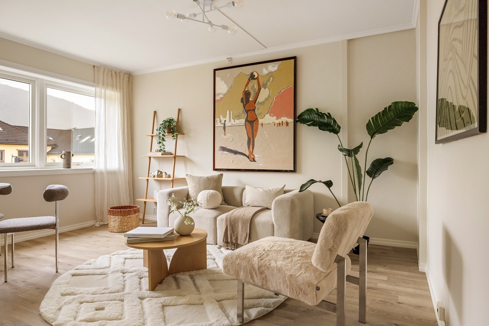 Stuen fremstår lys og luftig med sine 16,6 kvm og kan møbleres med både sofakrok og spiseplass. Galleribilde