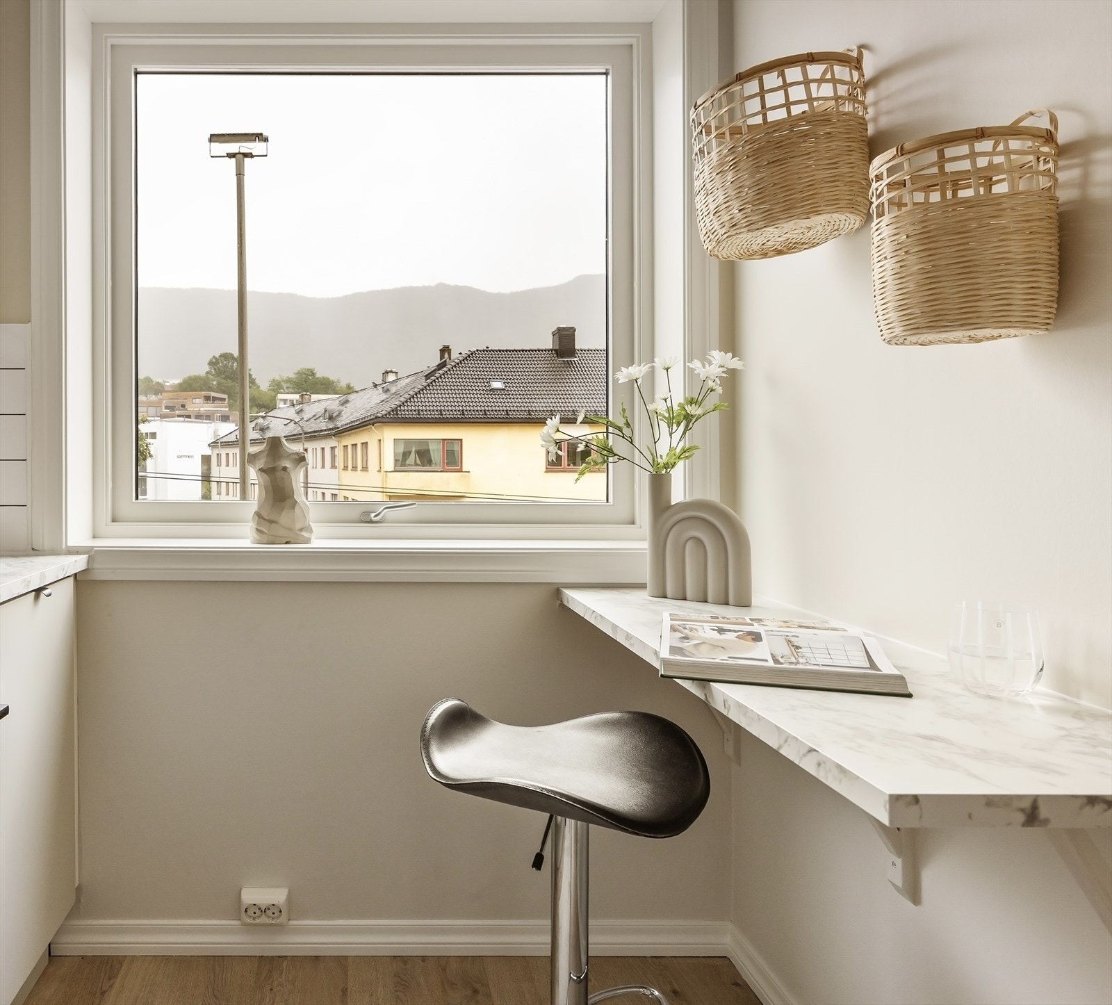 Kjøkkenet er innredet med integrert platetopp, stekeovn og oppvaskmaskin, samt frittstående kjøleskap med frysedel. Alle hvitevarene medfølger handelen. Galleribilde