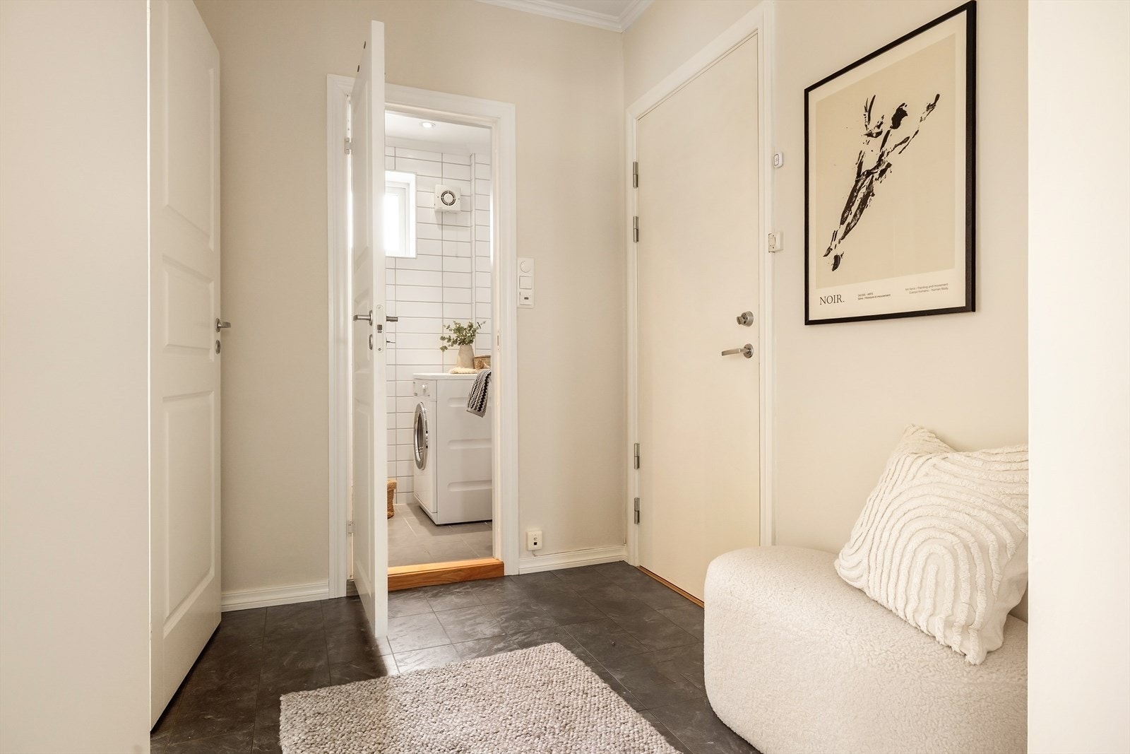 Velkommen inn i en romslig gang med god plass og naturlig adkomst til boligens øvrige rom. Galleribilde