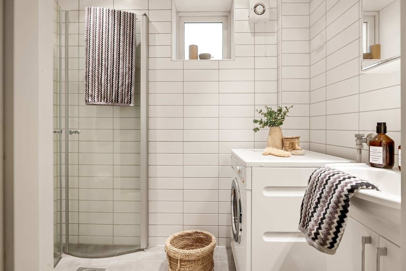 Flott, helfliset bad som er innredet med dusj, servantmøbler og vegghengt toalett. Det er også opplegg for vaskemaskin på badet. Galleribilde