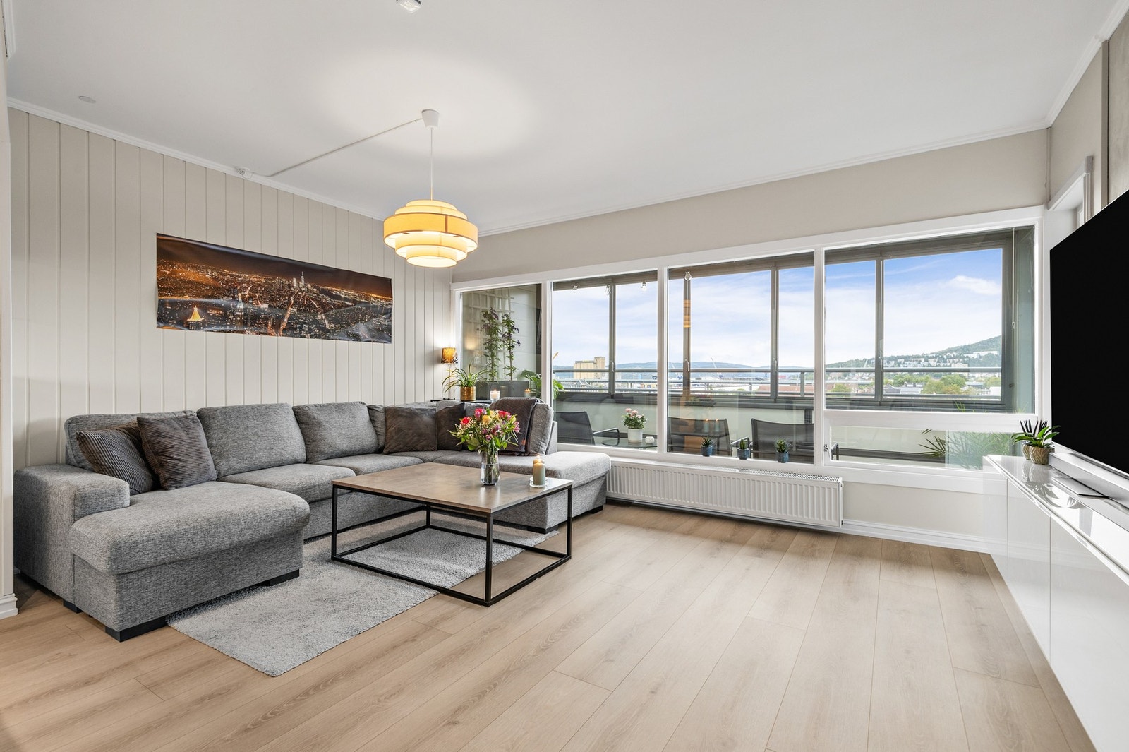 Stuen har store vindusflater som slipper inn rikelig med naturlig lys. Galleribilde