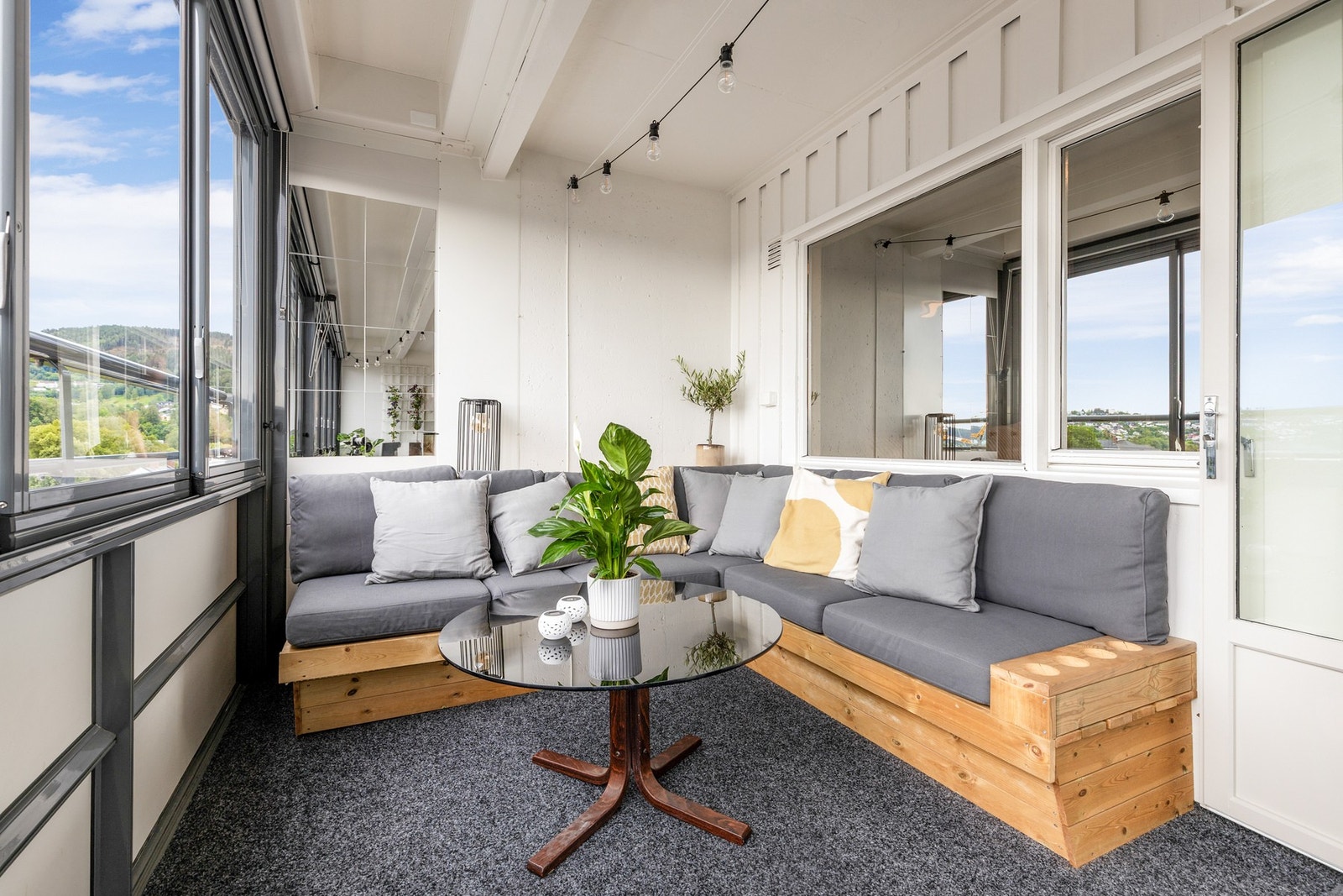 En plassbygd sittegruppe utnytter plassen til det fullest, med lagring under. Galleribilde