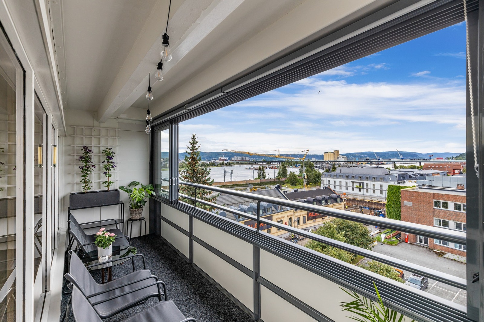 Fra stuen er det adkomst til den luftige balkongen med god utsikt over Holmen. Galleribilde