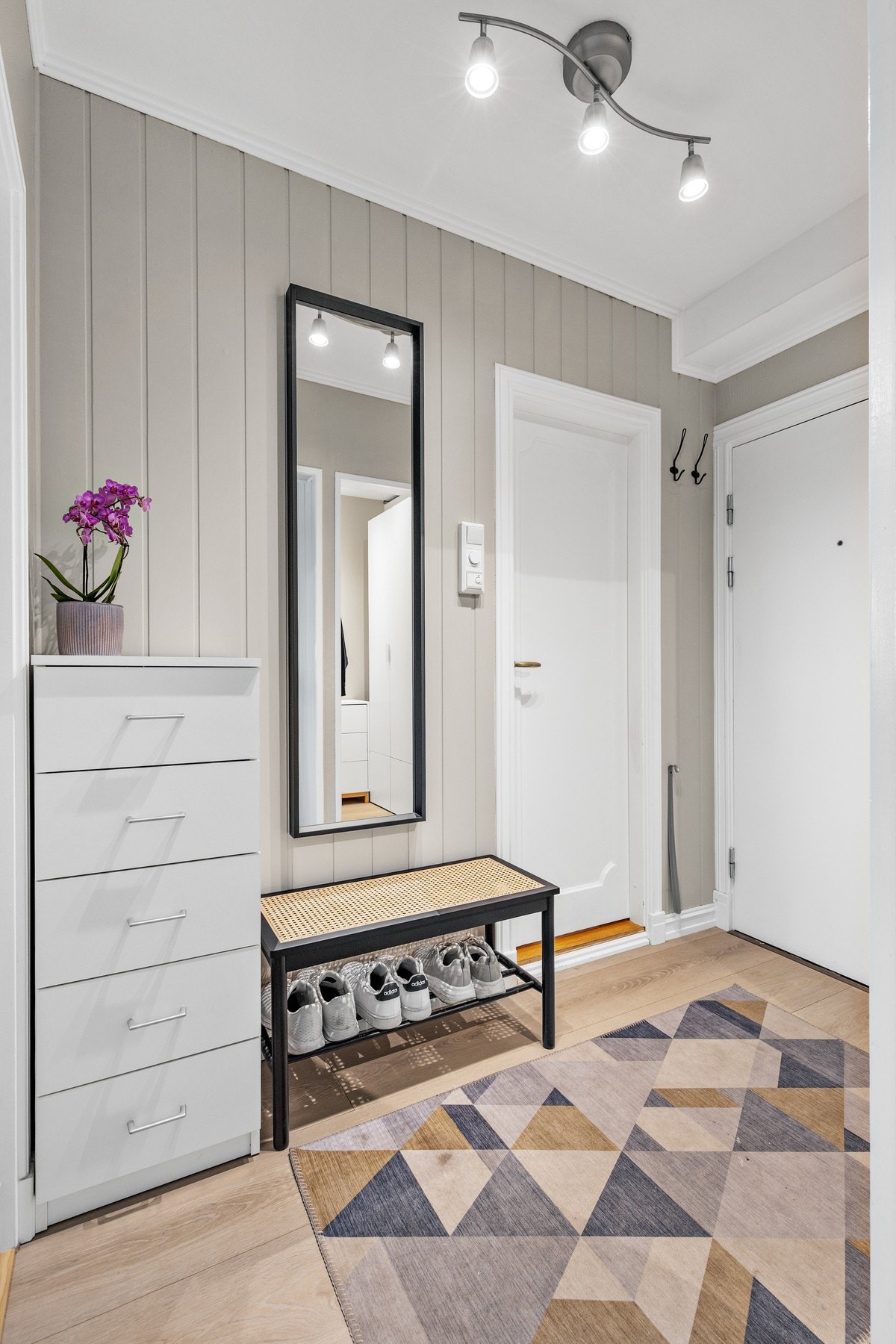 Entréen er romslig med plass til det man trenger. Galleribilde