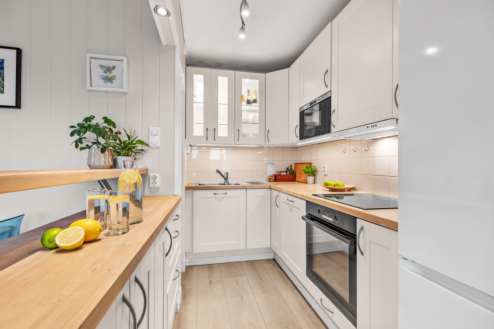 God utnyttelse med kjøkkenøy gir rikelig med skap- og skuffeplass. Galleribilde