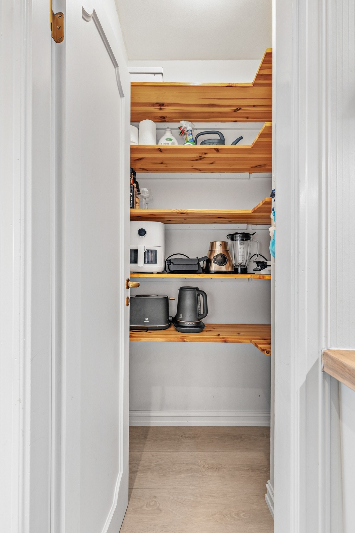 Tilhørende kjøkkenet finner du også en matbod. Veldig praktisk lagring for tørrvarer og kjøkkenmaskiner. Galleribilde