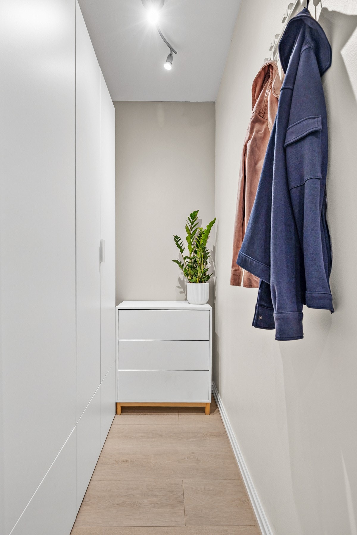 Det en praktisk garderobeløsning med adkomst fra gangen. Galleribilde