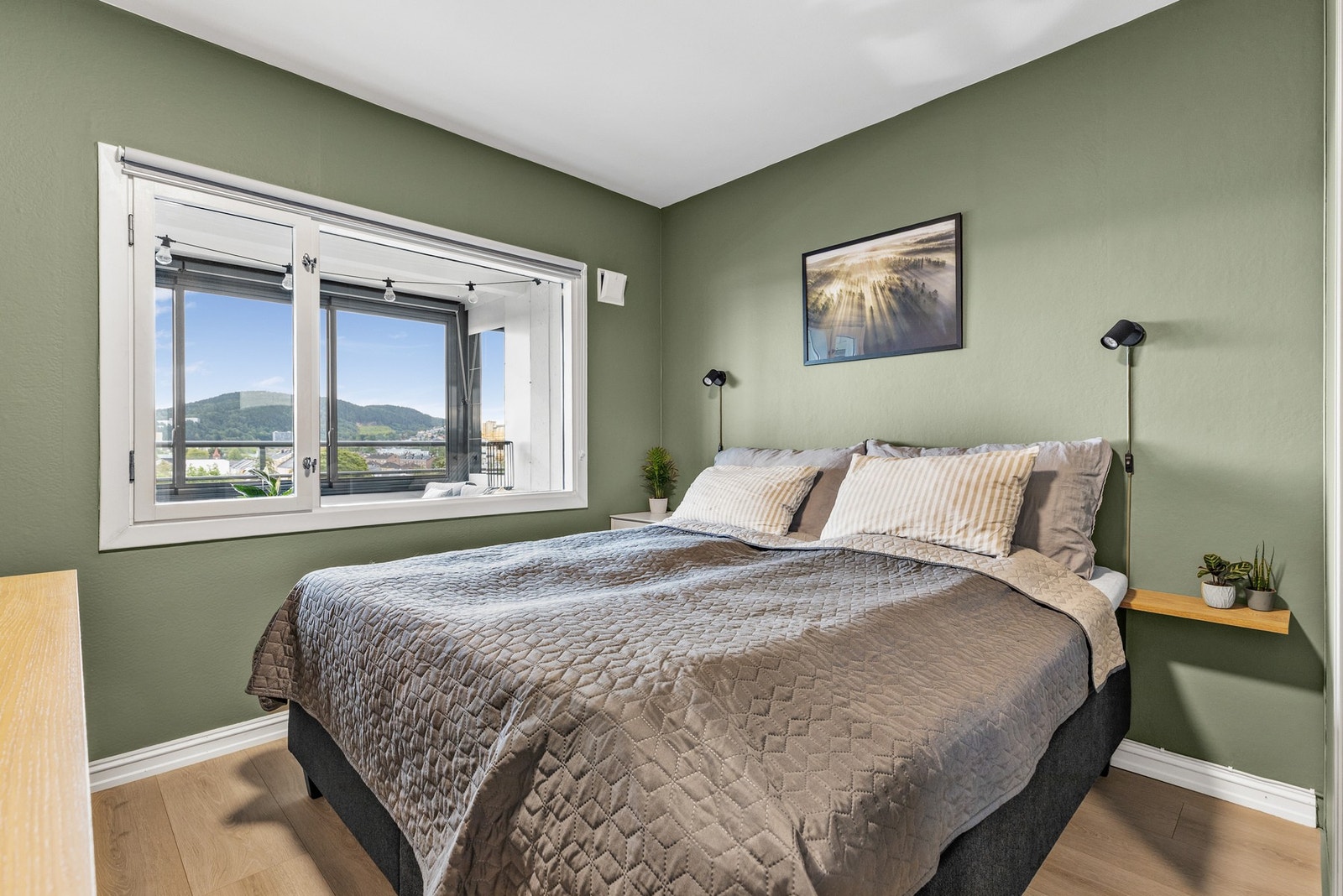 Soverommet er malt i en delikat farge, og har god plass til dobbeltseng med tilhørende møblement. Galleribilde