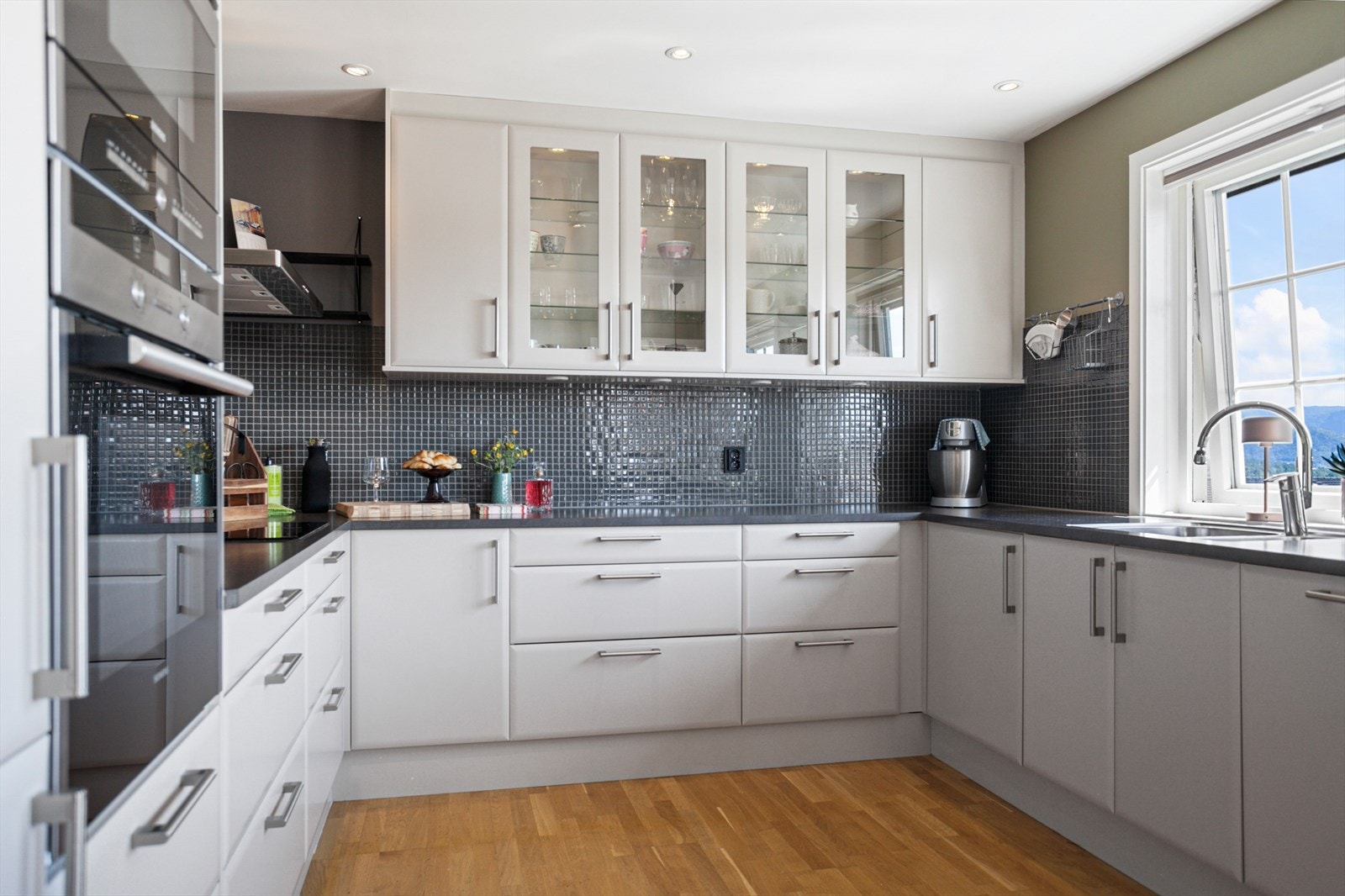 Meget flott kjøkken med integrerte hvitevarer Galleribilde