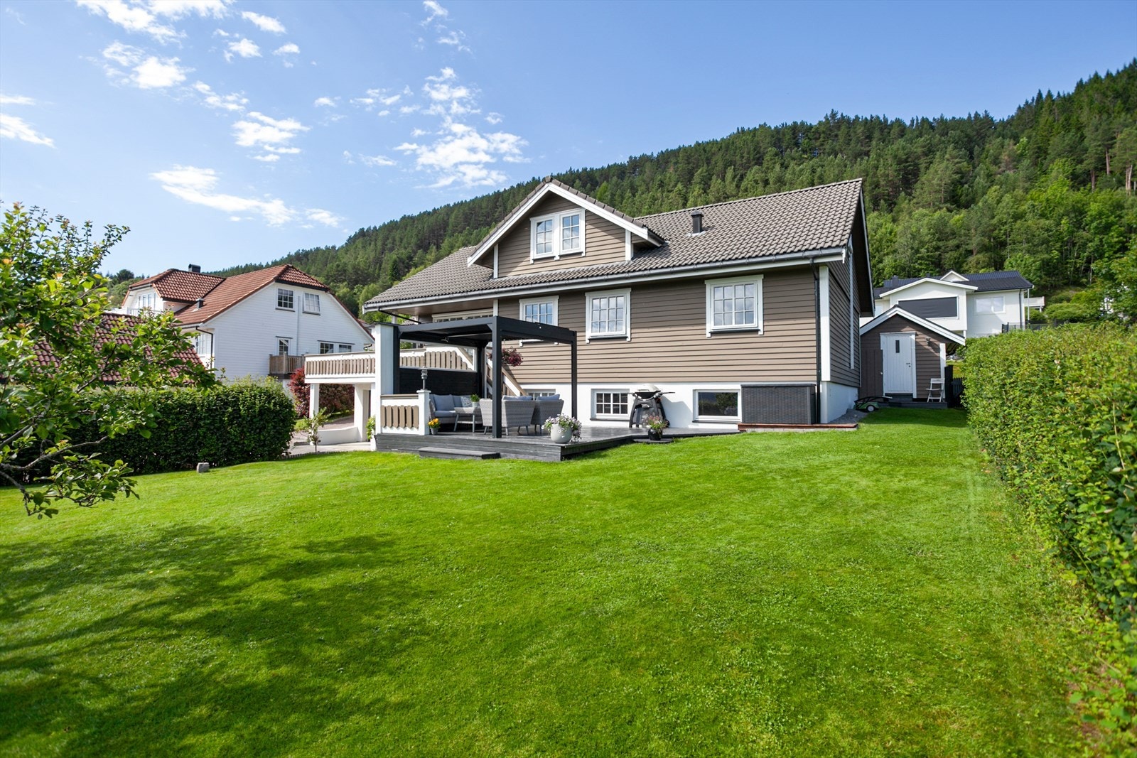 Huset har svært fine uteområder Galleribilde