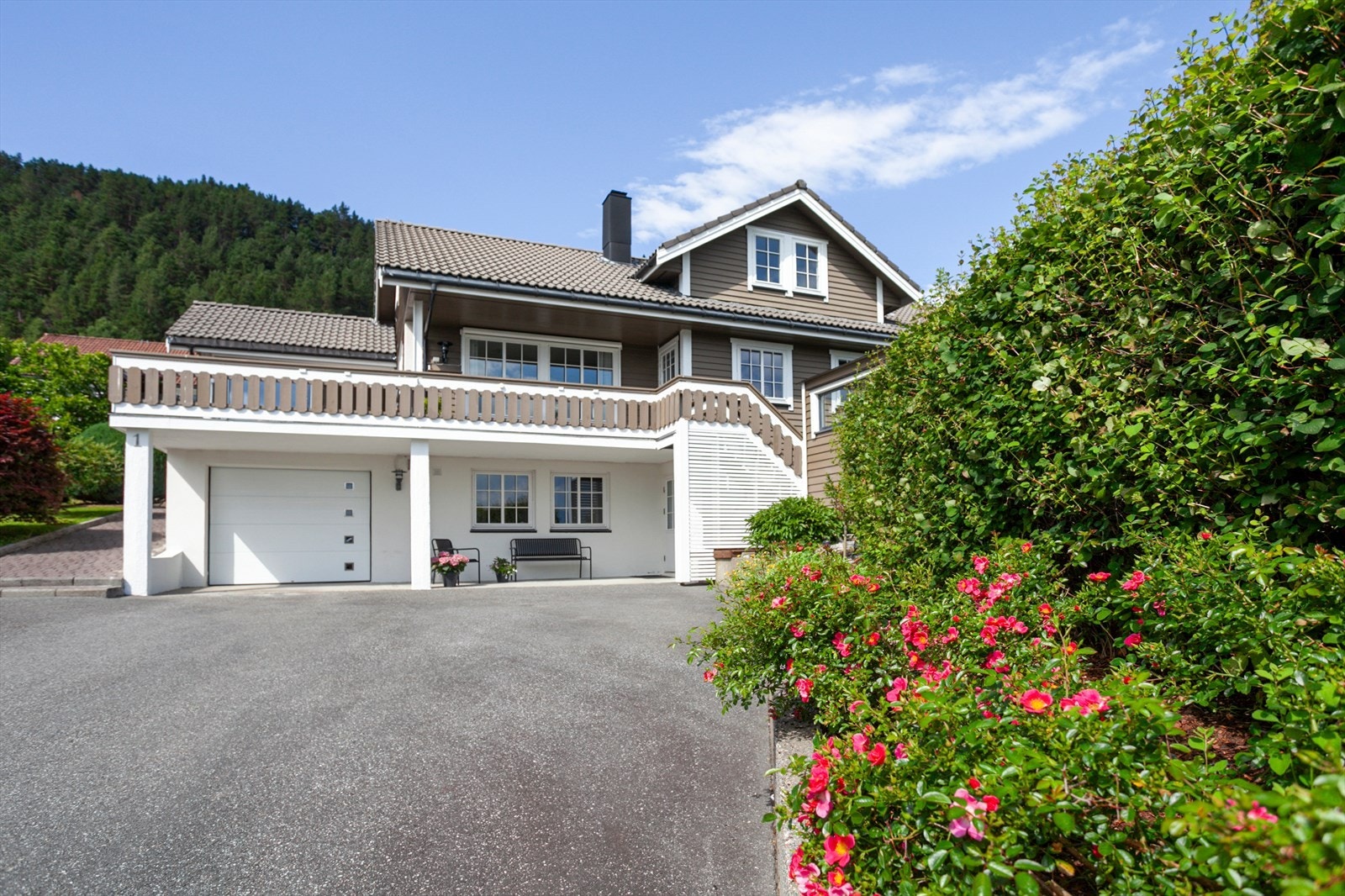 Godt med parkering og garasje Galleribilde