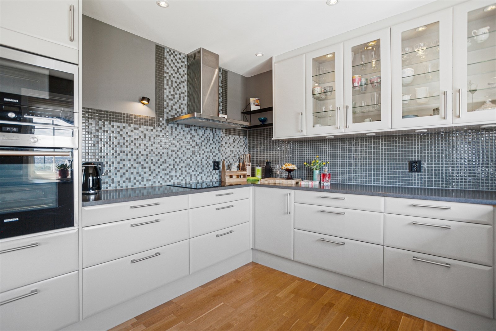 Kjøkkenet har mye skap og benkeplass Galleribilde