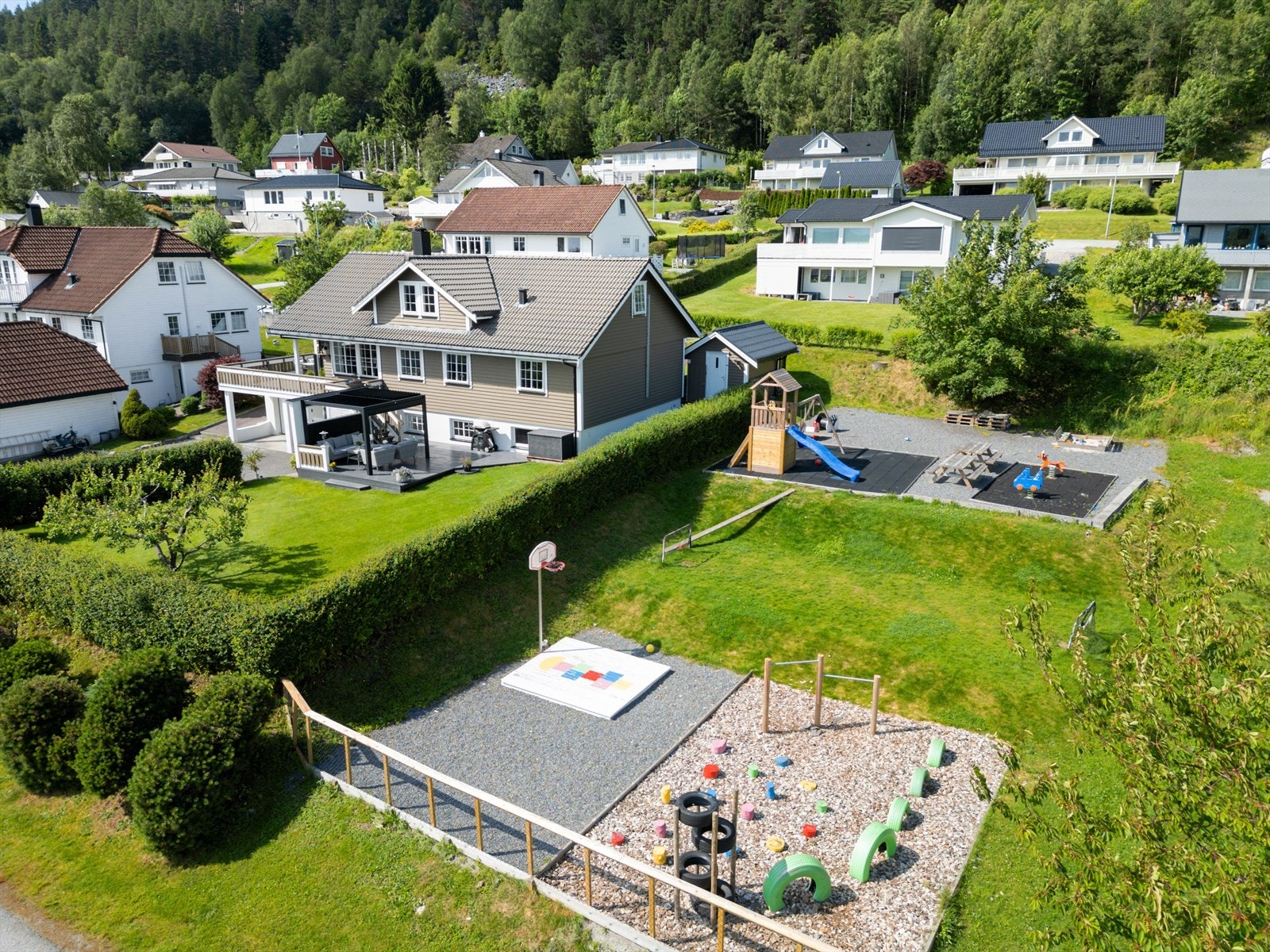 Stor enebolig med populær og barnevennlig beliggenhet Galleribilde