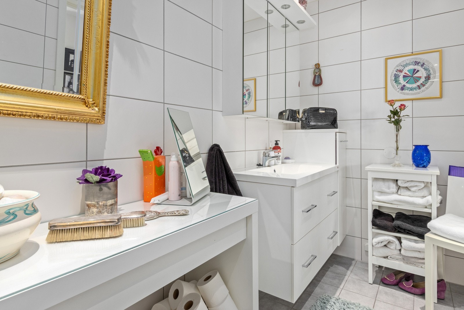 I tillegg til badet er det et praktisk toalettrom på 2 m² i tilknyttning til inngangsparti og soverommene. Galleribilde