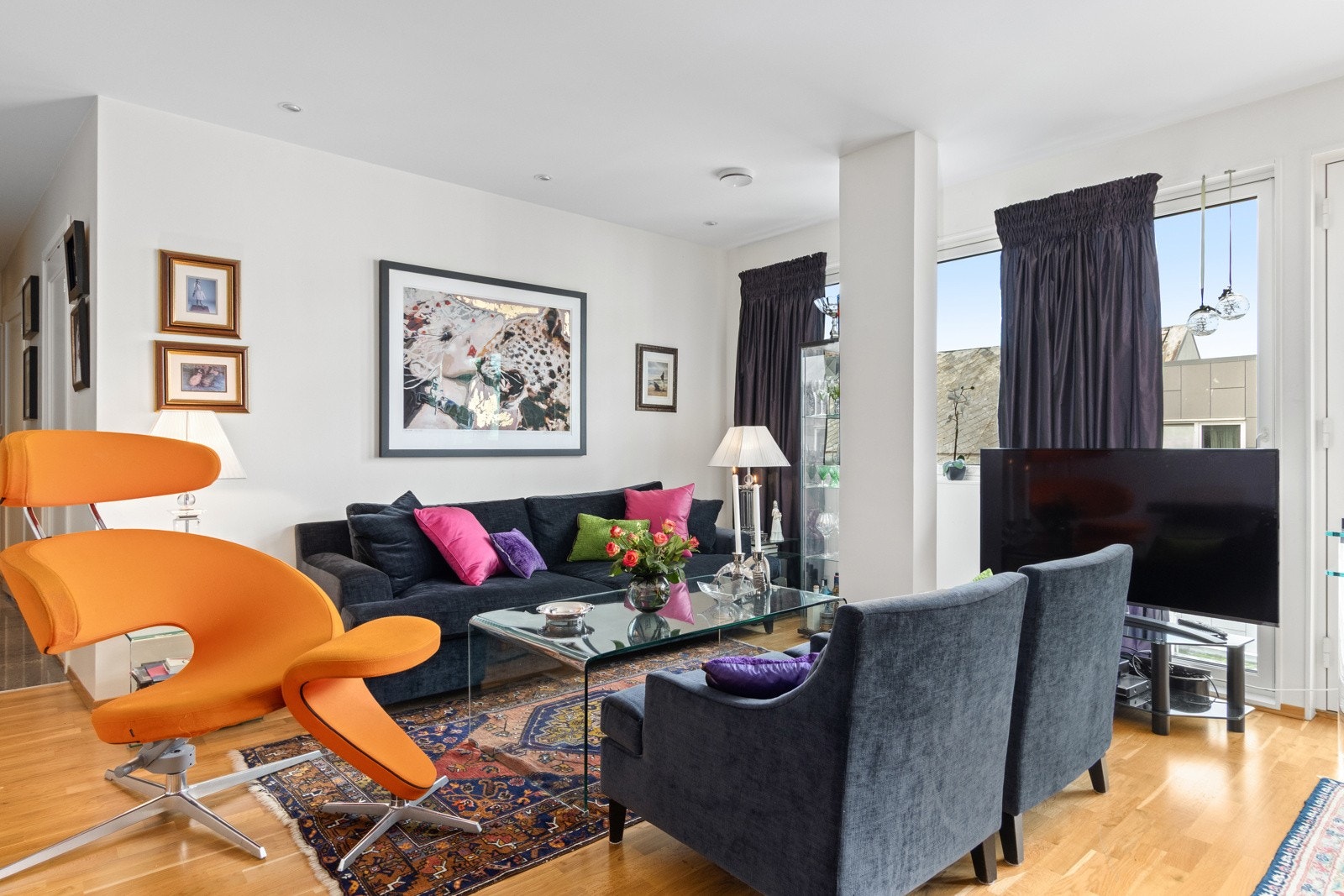 Lys og innbydende stue med store vindusflater og god takhøyde. Galleribilde