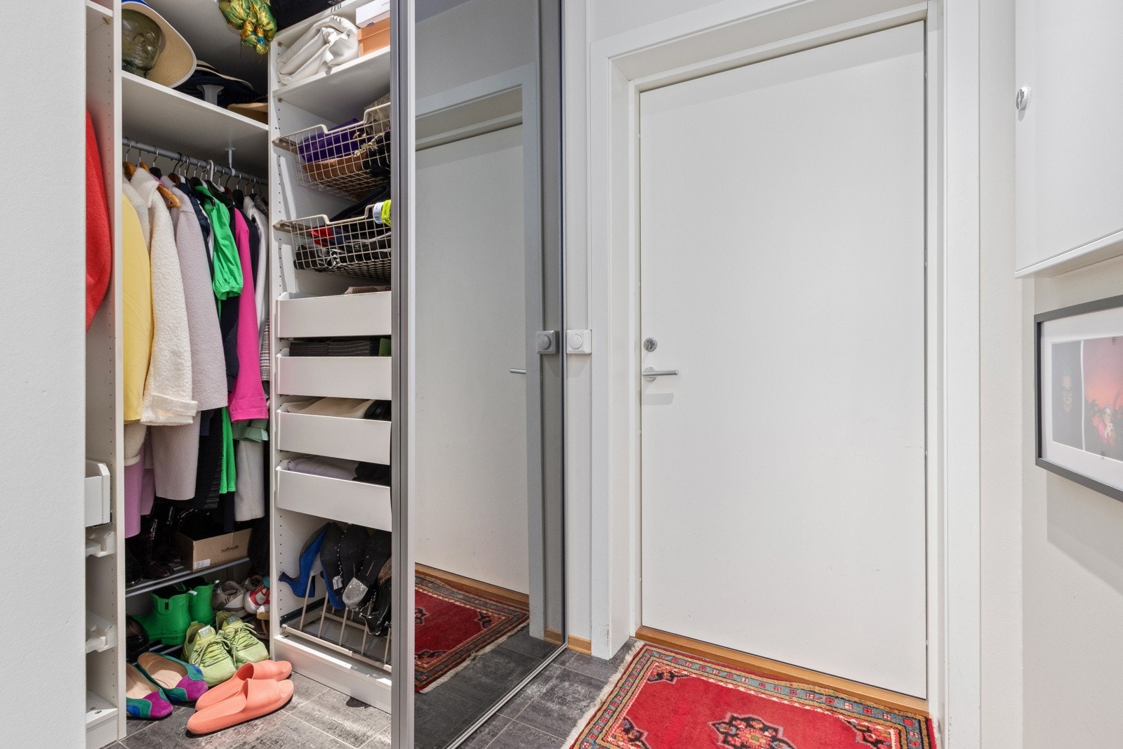 Inngangsparti med skyvedørsgarderobe. Galleribilde