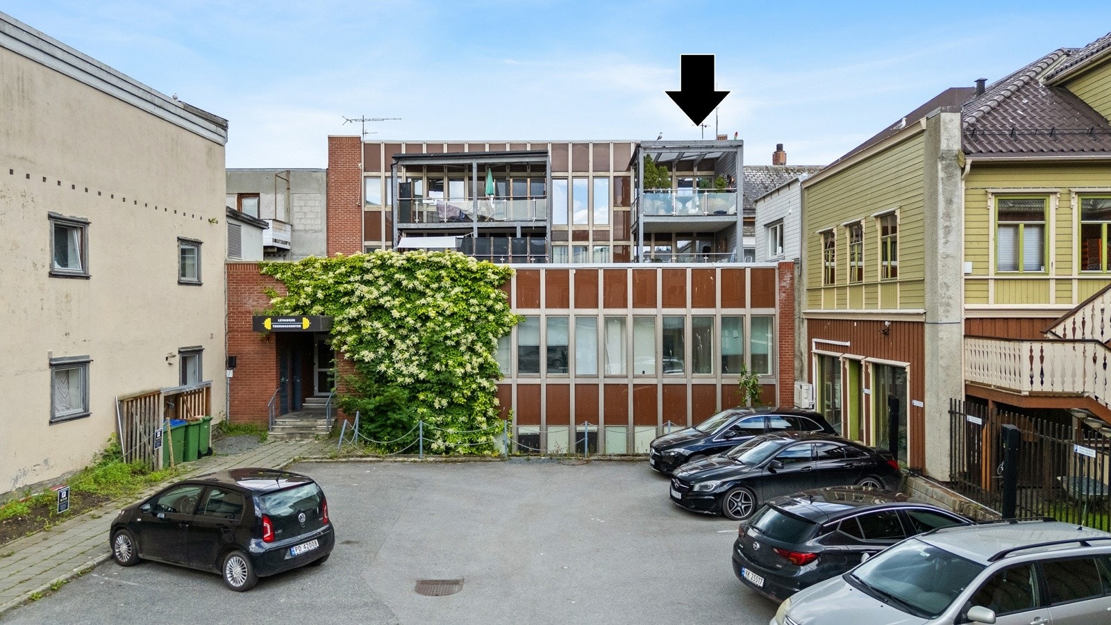 Fasade fra Håkon den godes gate. Leiligheten disponerer en fast parkeringsplass i bakgården med lading for elbil. Galleribilde