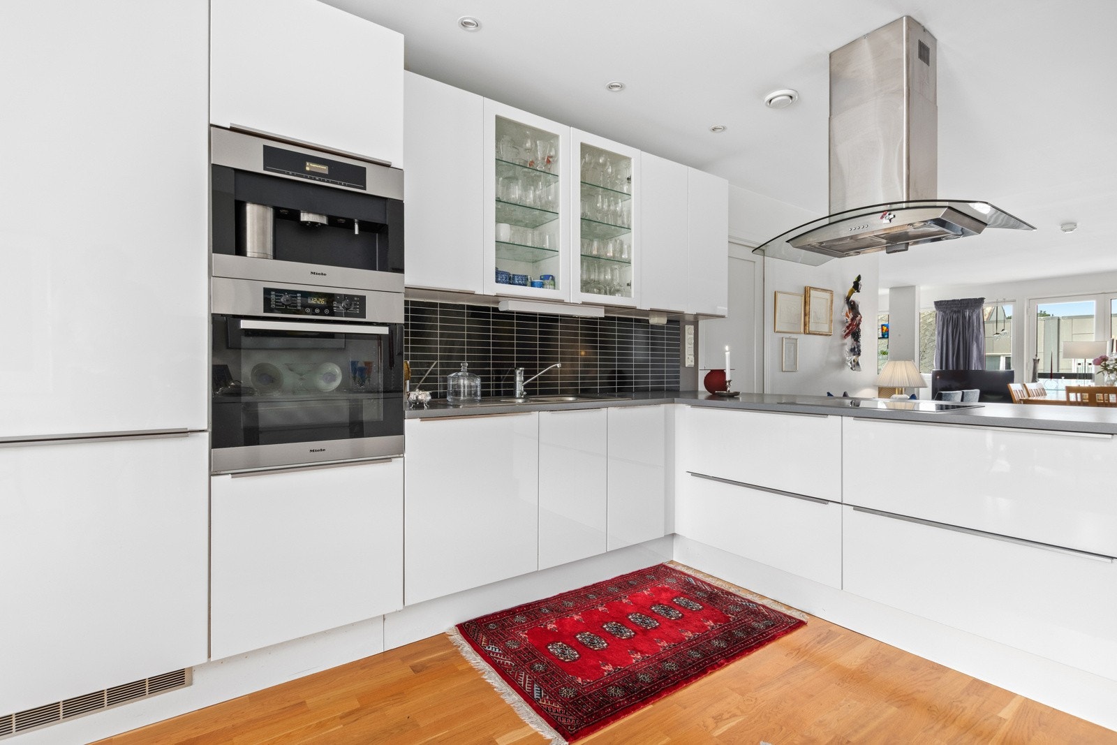 Moderne og tidsrikt kjøkken som byr på rikelig med skap- og benkeplass. Galleribilde