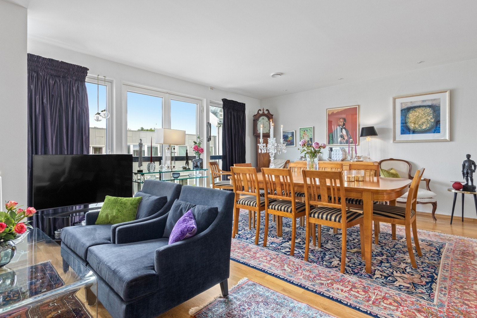 Åpen stue/kjøkken løsning på hele 67 m². Galleribilde