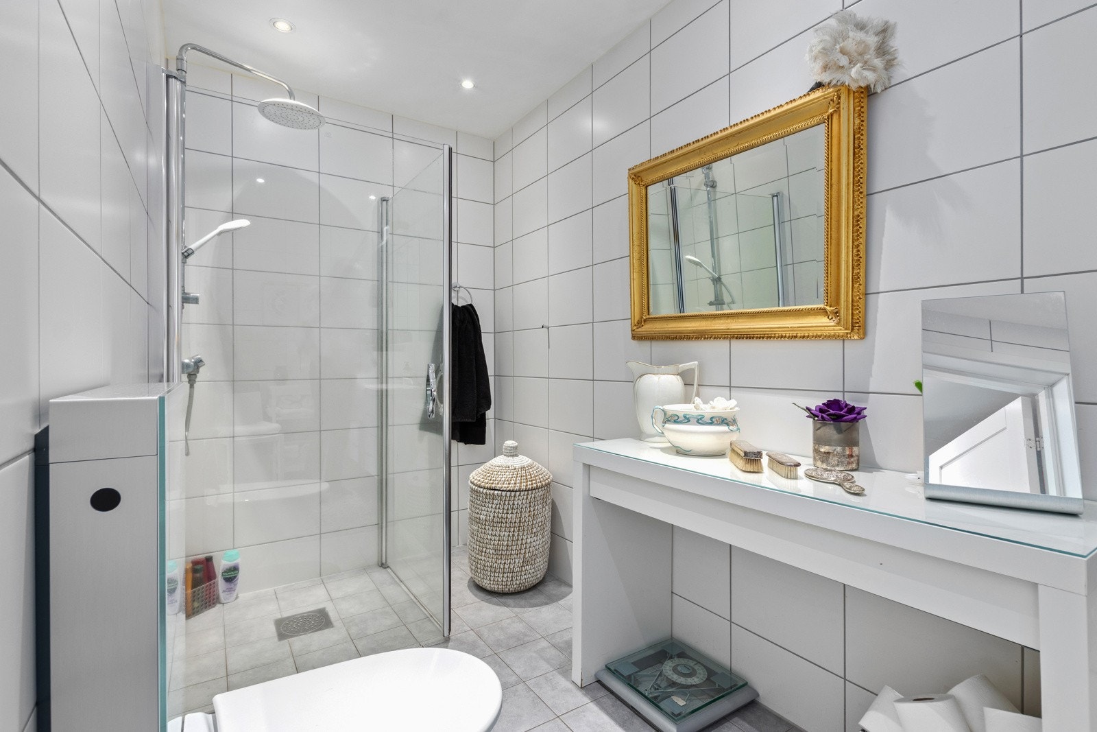 Badet har fliser på gulv og vegger. Det er gulvvarme. Galleribilde