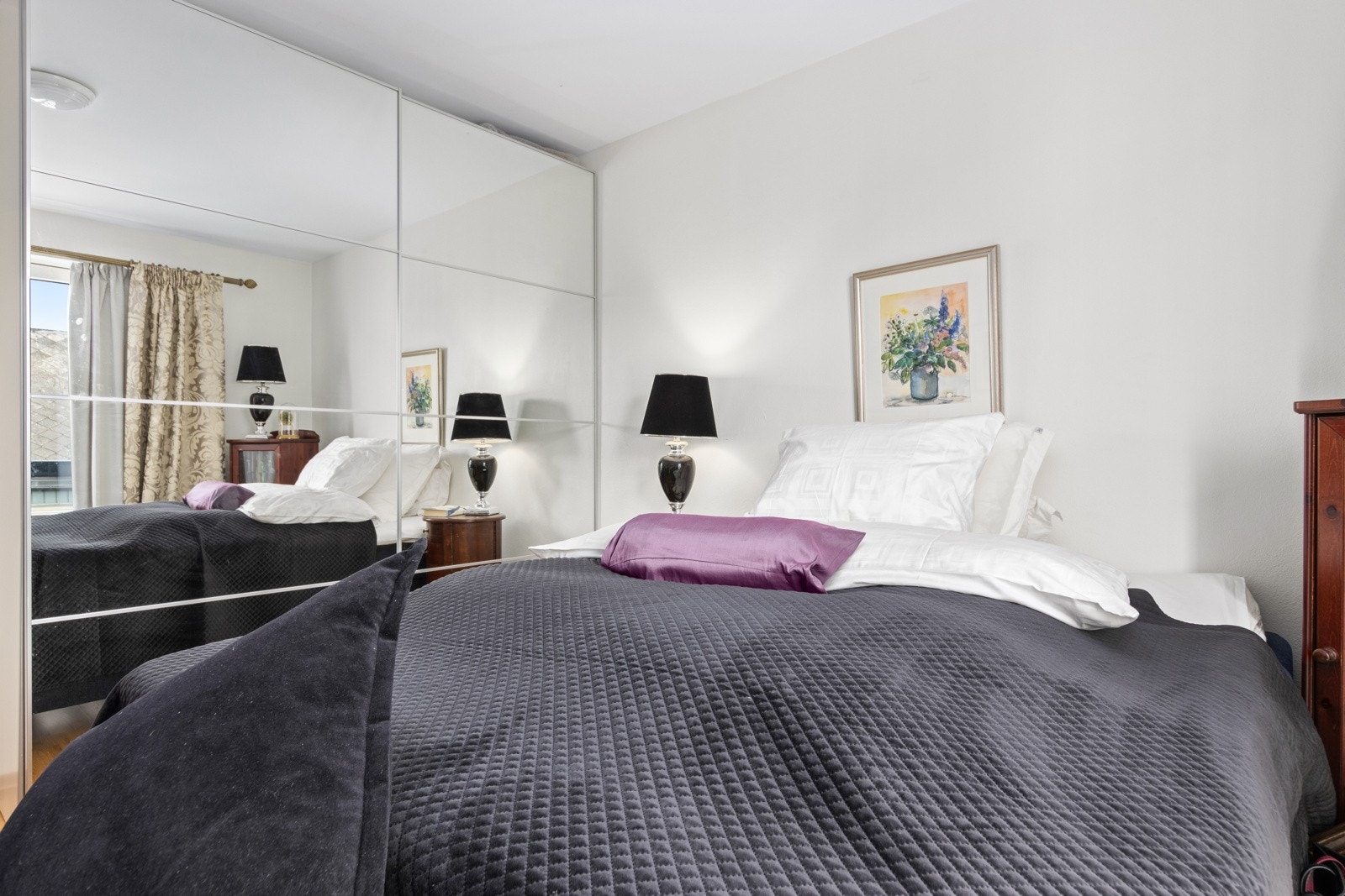 Hovedsoverommet er på 13 m². her har du god plass til dobbeltseng og garderobe. Galleribilde