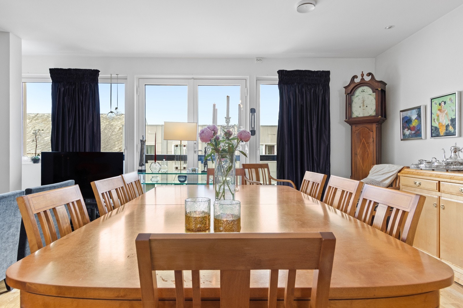 Stuen har rikelig med plass til sofahjørne og og spisebord. Galleribilde