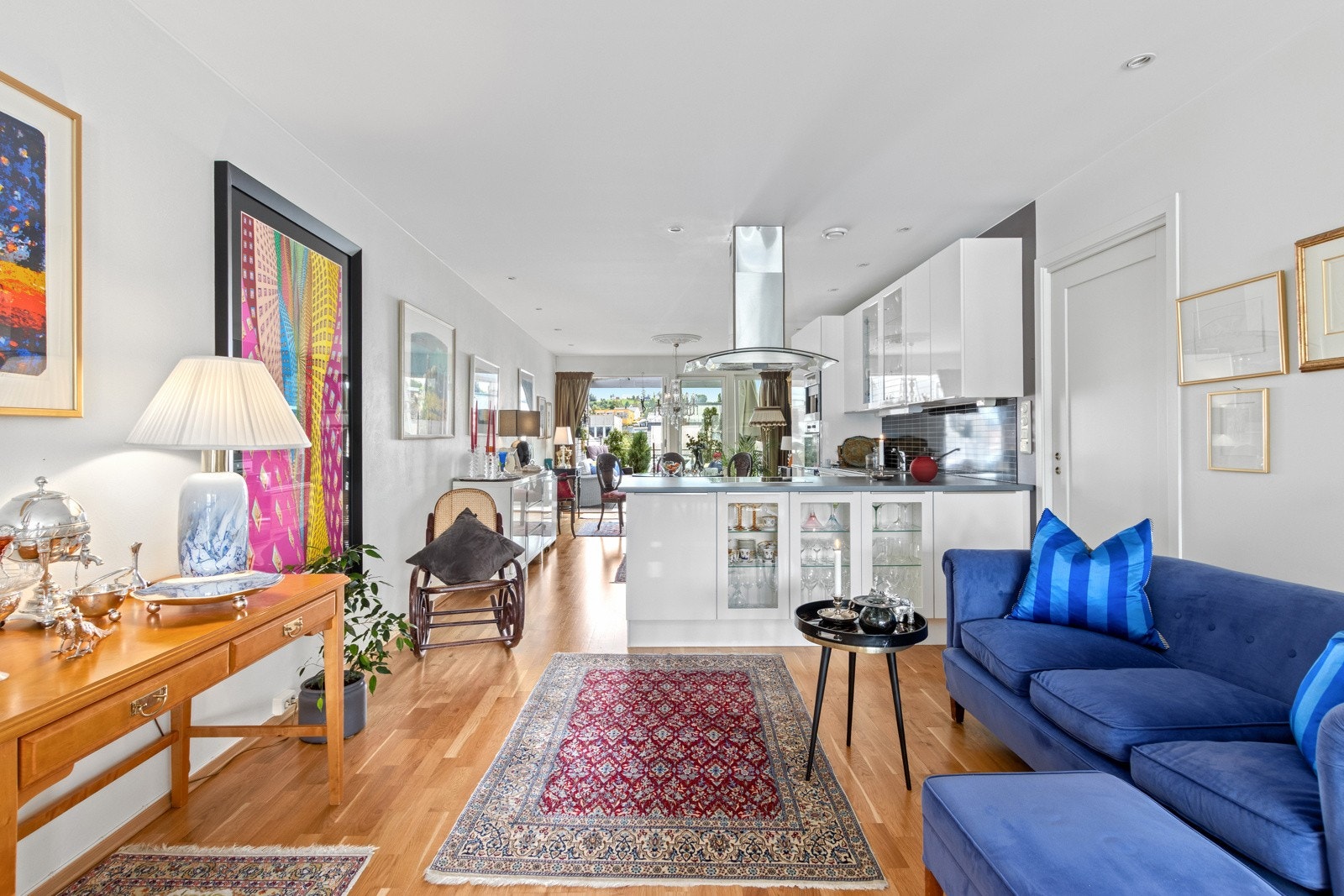 Vegger og tak er malt hvitt, og gjør det enkelt og sette eget preg på leiligheten. Galleribilde