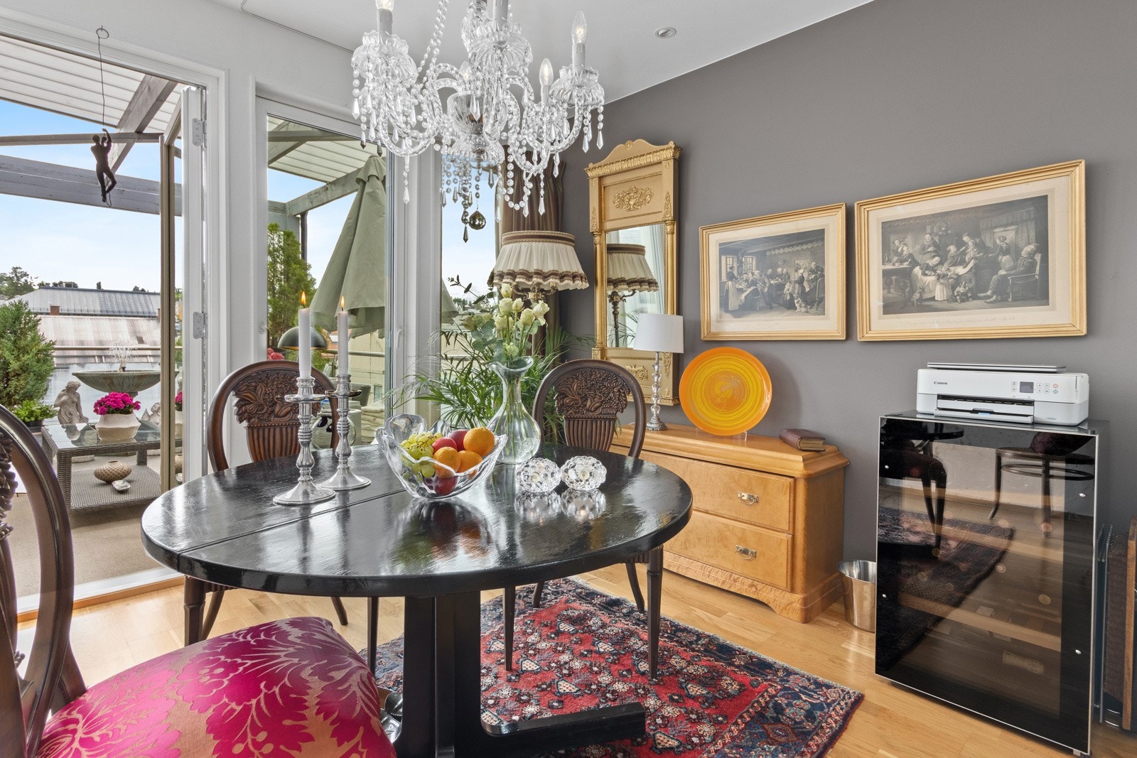 God plass til spisebord ved utgang til ballkong. Galleribilde