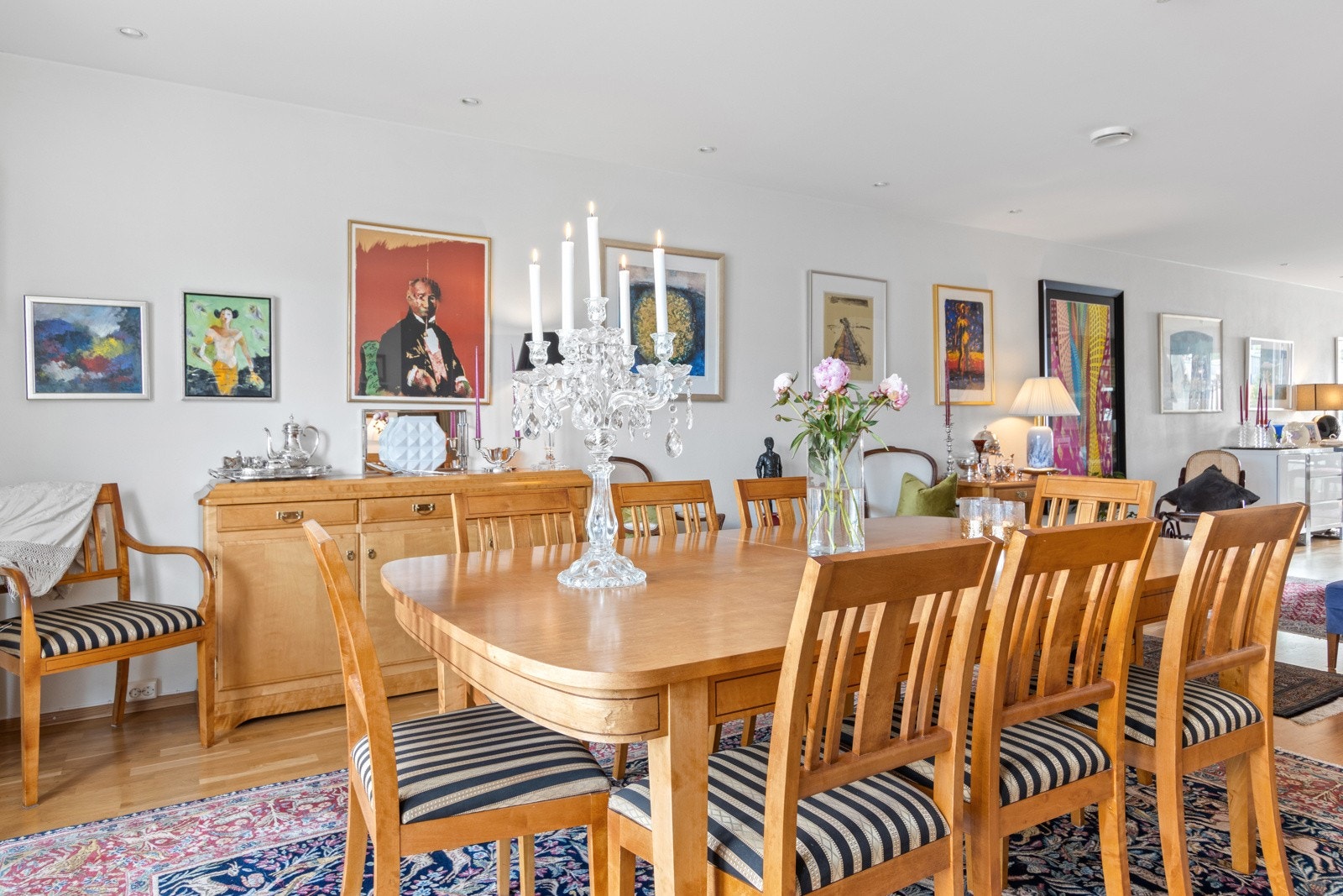 Oppholdsrommet har en L-formet løsning, noe som gjør det enkelt og dele inn oppholdsrommet i "soner": Galleribilde