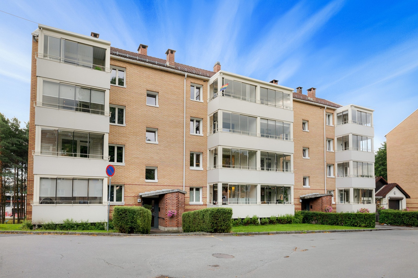 Velholdt bygning med innglassede balkonger i et populært borettslag - stille og frodig beliggenhet. Galleribilde