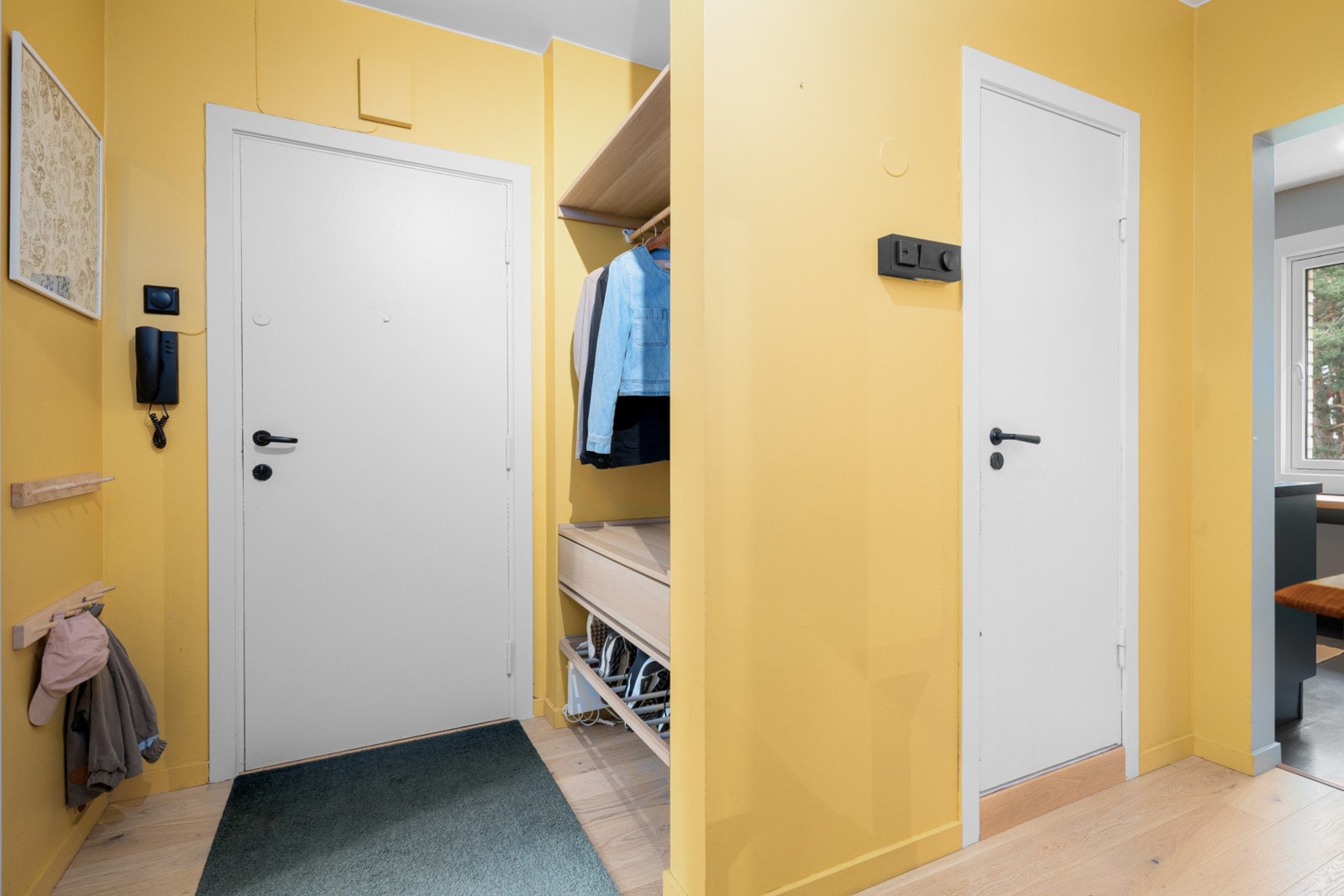 Smart garderobeløsning med plass til både yttertøy og sko. Det følger også tre boder med leiligheten. Galleribilde
