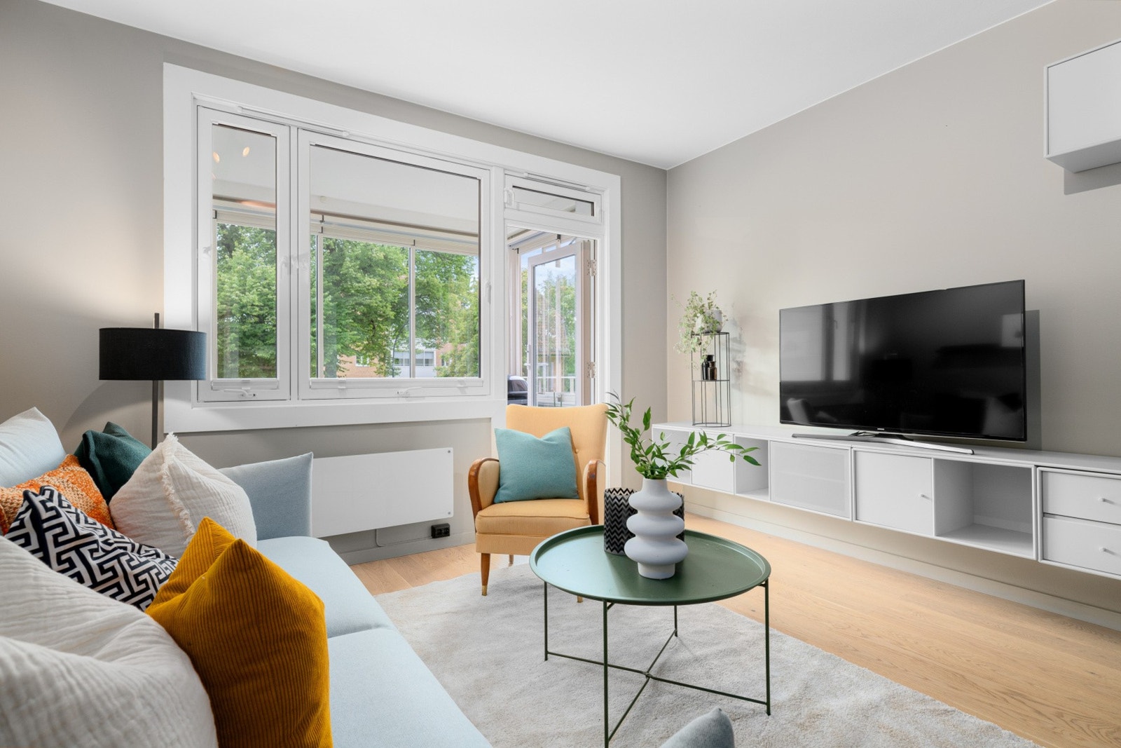 Stue med god plass til både TV og sofa. Galleribilde