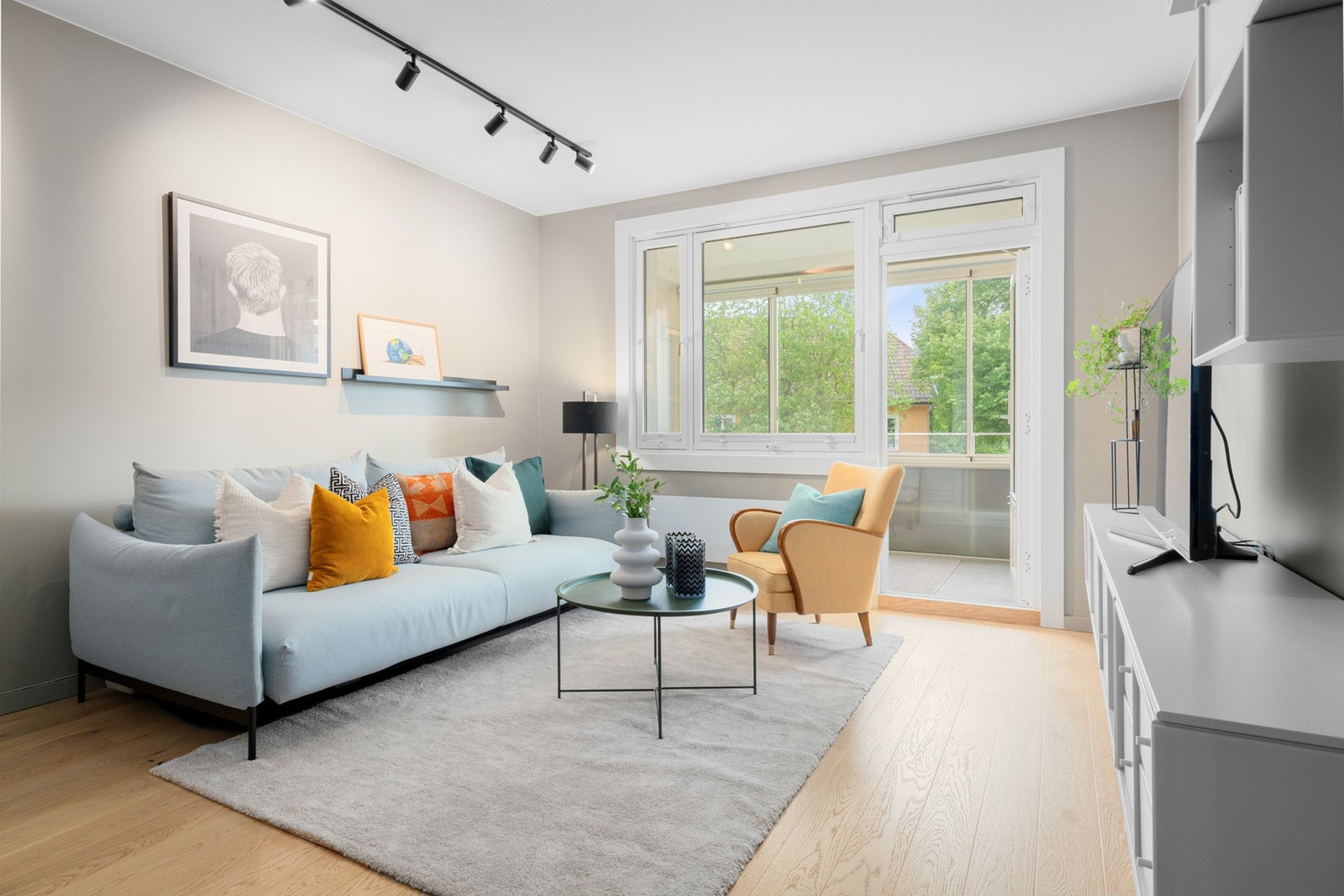 Velkommen til Vallefaret 15 - En lys, romslig og gjennomgående 3-roms i 2. etasje med innglasset vestvendt balkong. Galleribilde