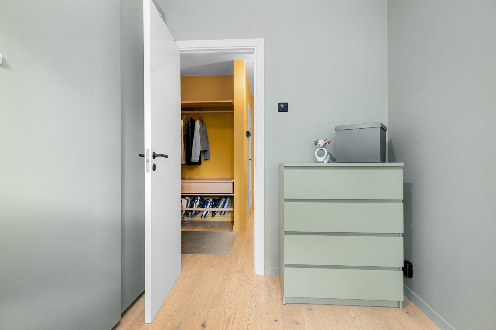 Skyvedørsgarderobe til venstre følger med. Galleribilde