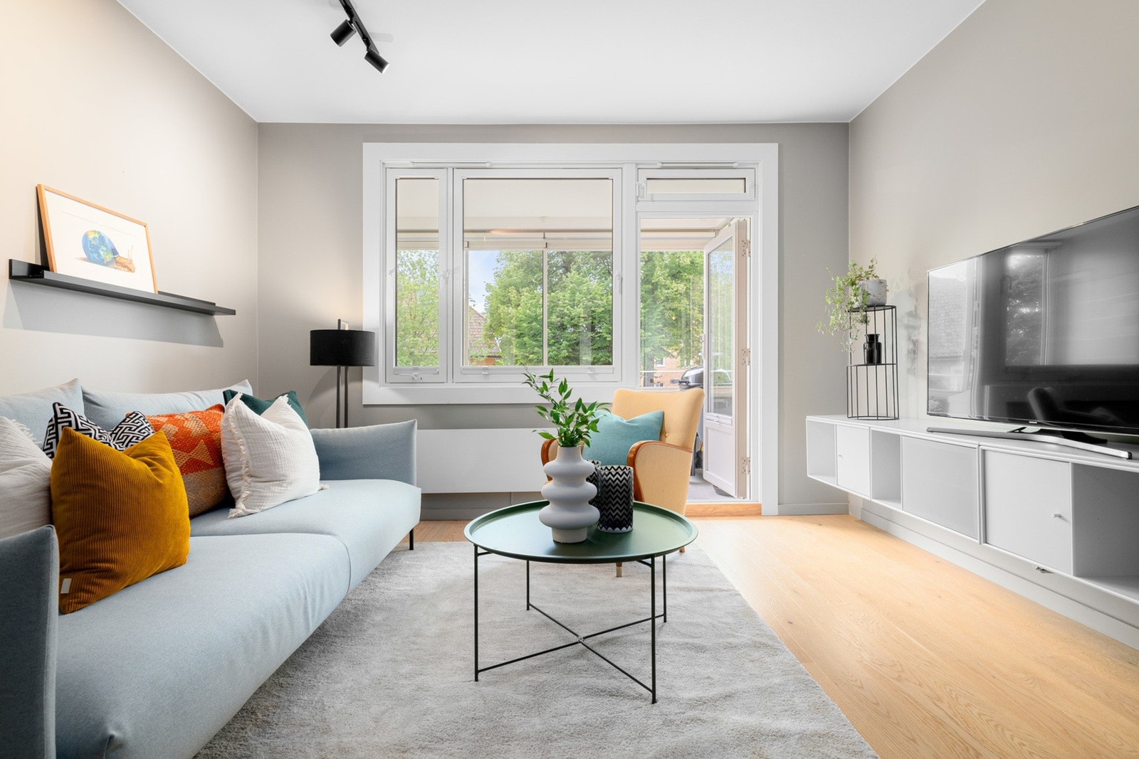 Store vindusflater og fint utsyn. Her kan du flytte rett inn! Galleribilde