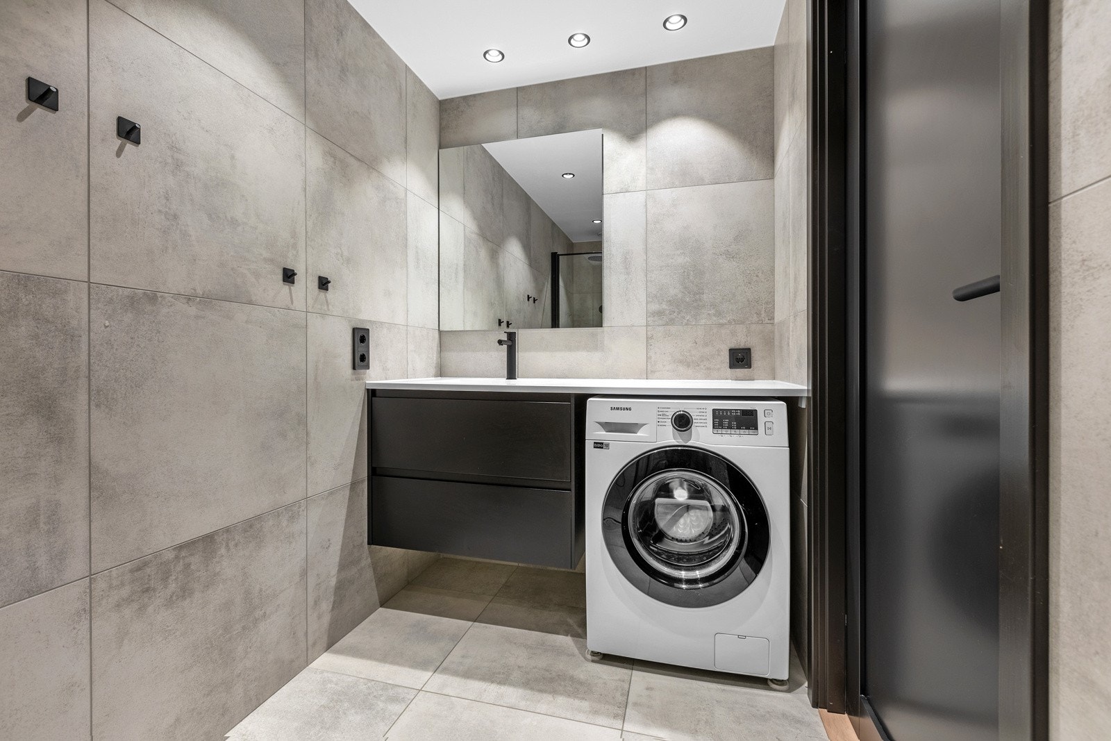 Lekkert flislagt baderom med gulvvarme Galleribilde