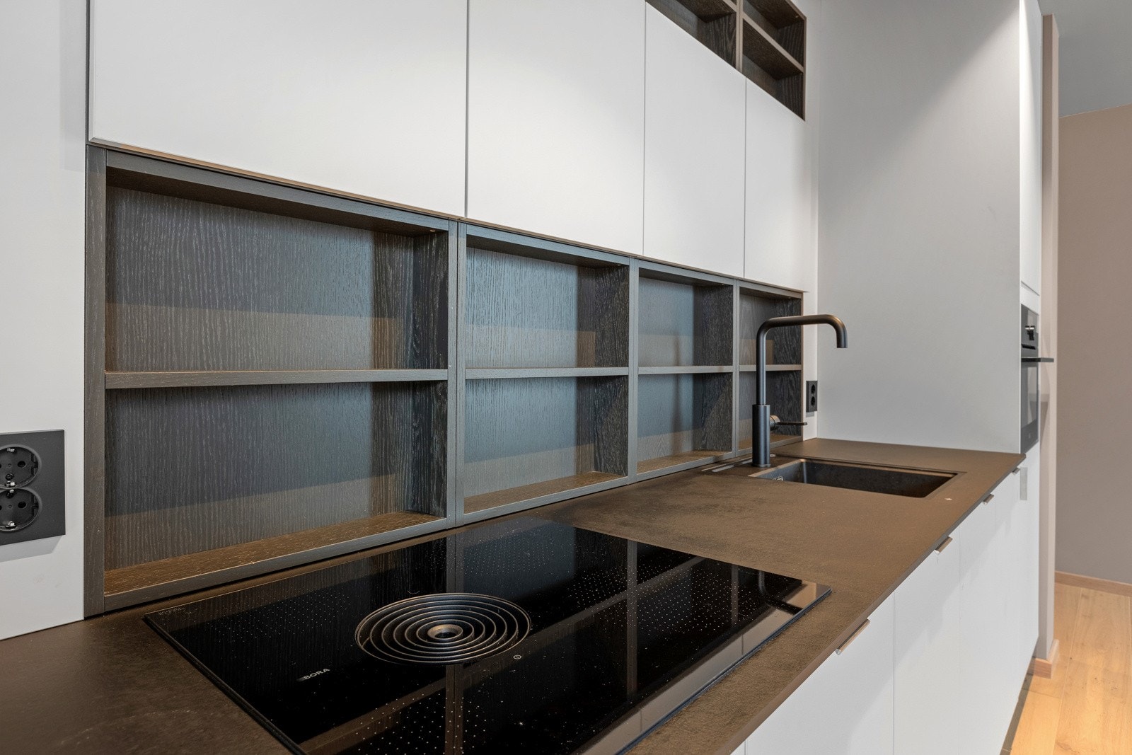 Påkostet kjøkken med kompaktlaminat plate og underlimt vask Galleribilde