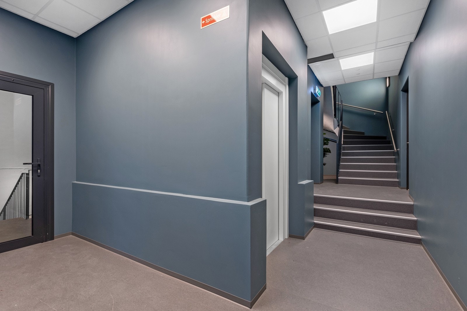 Det er heis (og trapp) fra boder i kjelleren og opp til leiligheten Galleribilde