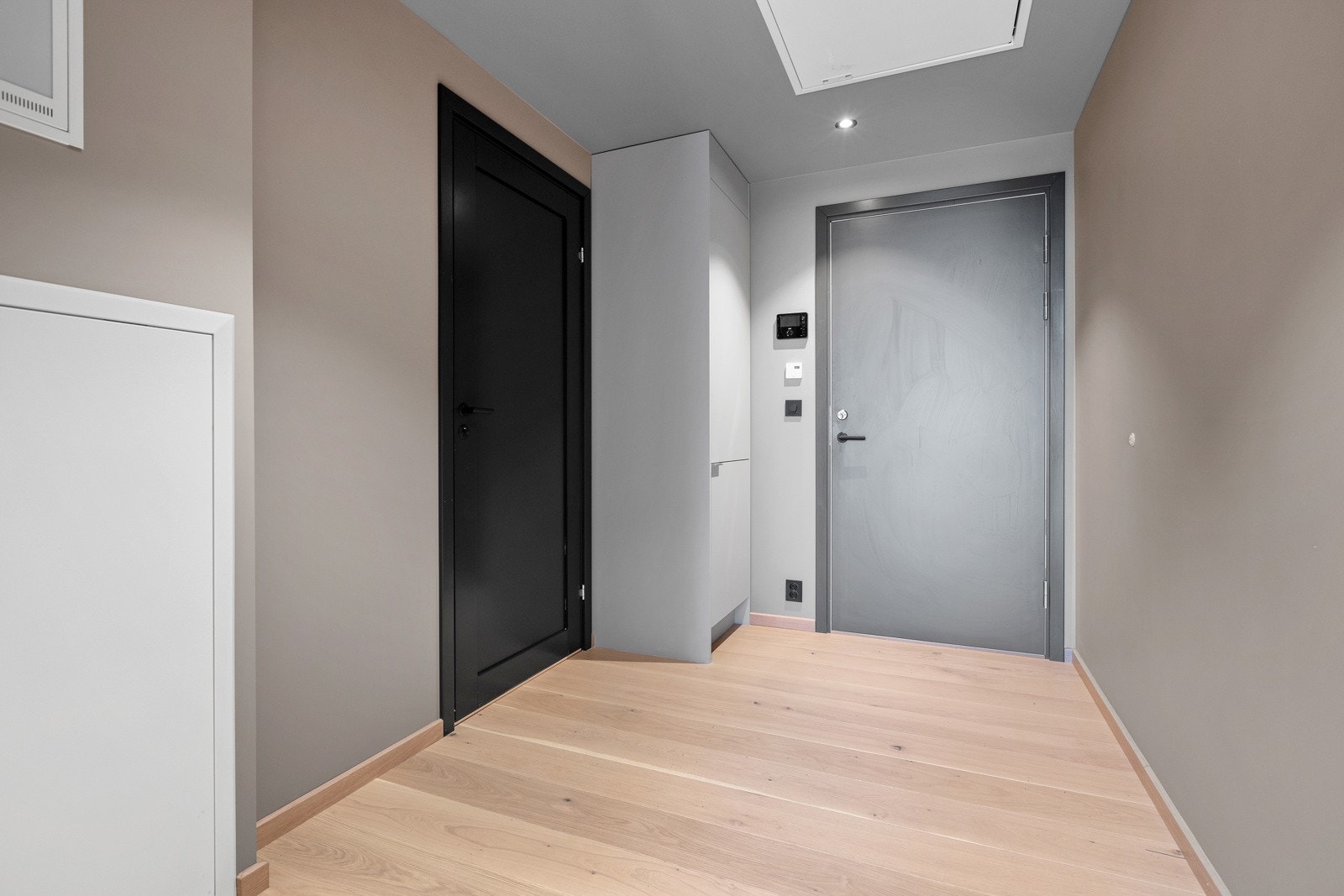 Innredet med garderobeskap Galleribilde