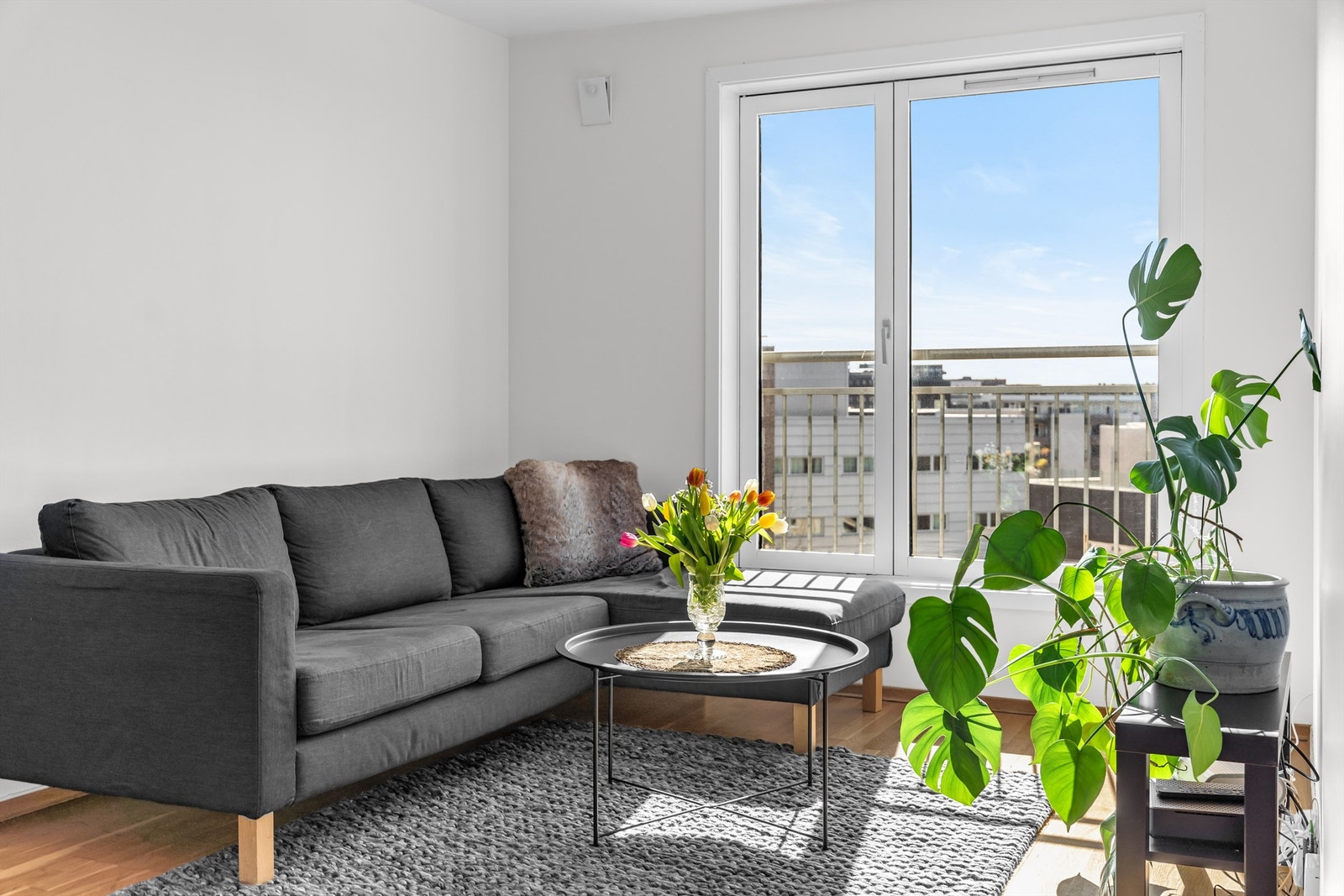 Stuen er lys og luftig. De store vindusflatene, i kombinasjon med den god intern beliggenhet, sørger for et rikelig innslipp av naturlig lys. Galleribilde